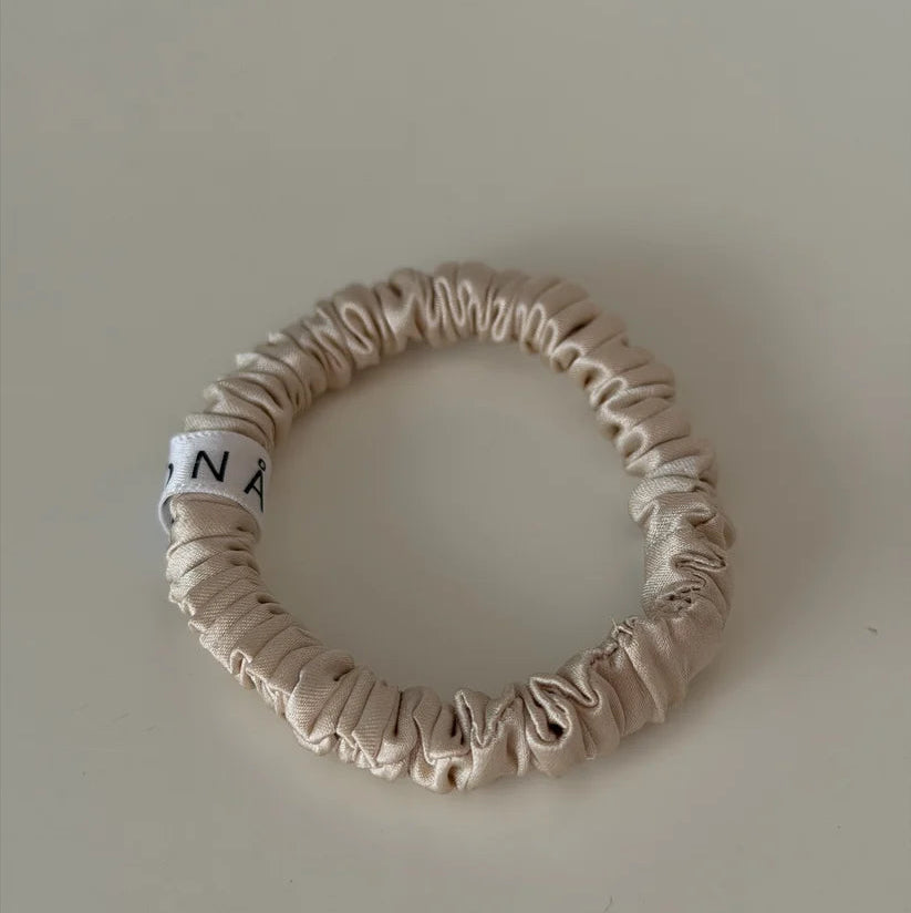 ESSENTIAL SILK SCRUNCHIES in beige