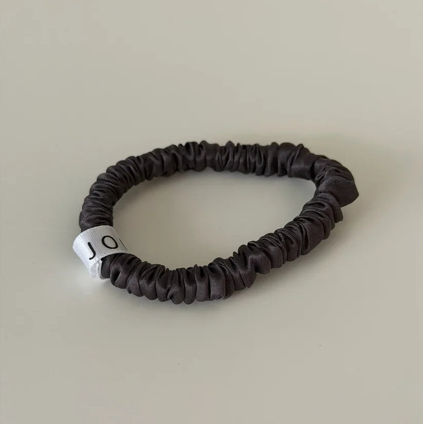 ESSENTIAL SILK SCRUNCHIES von Jona The Label in der Farbe MOUSE (Dunkelgrau)