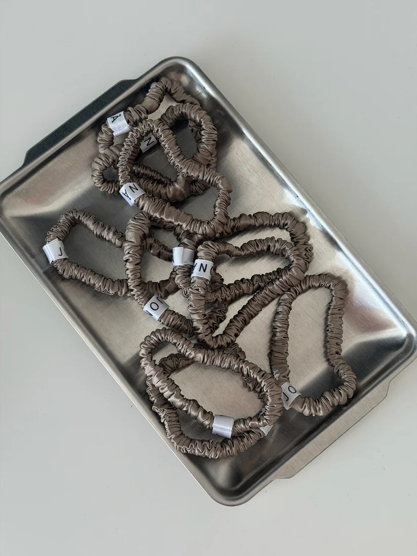 JONÀ THE LABEL SILK SCRUNCHIES – taupe