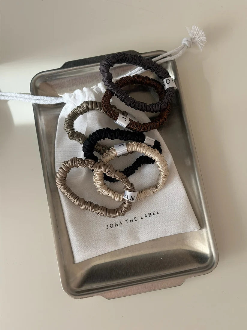 JONÀ THE LABEL SILK SCRUNCHIES – black