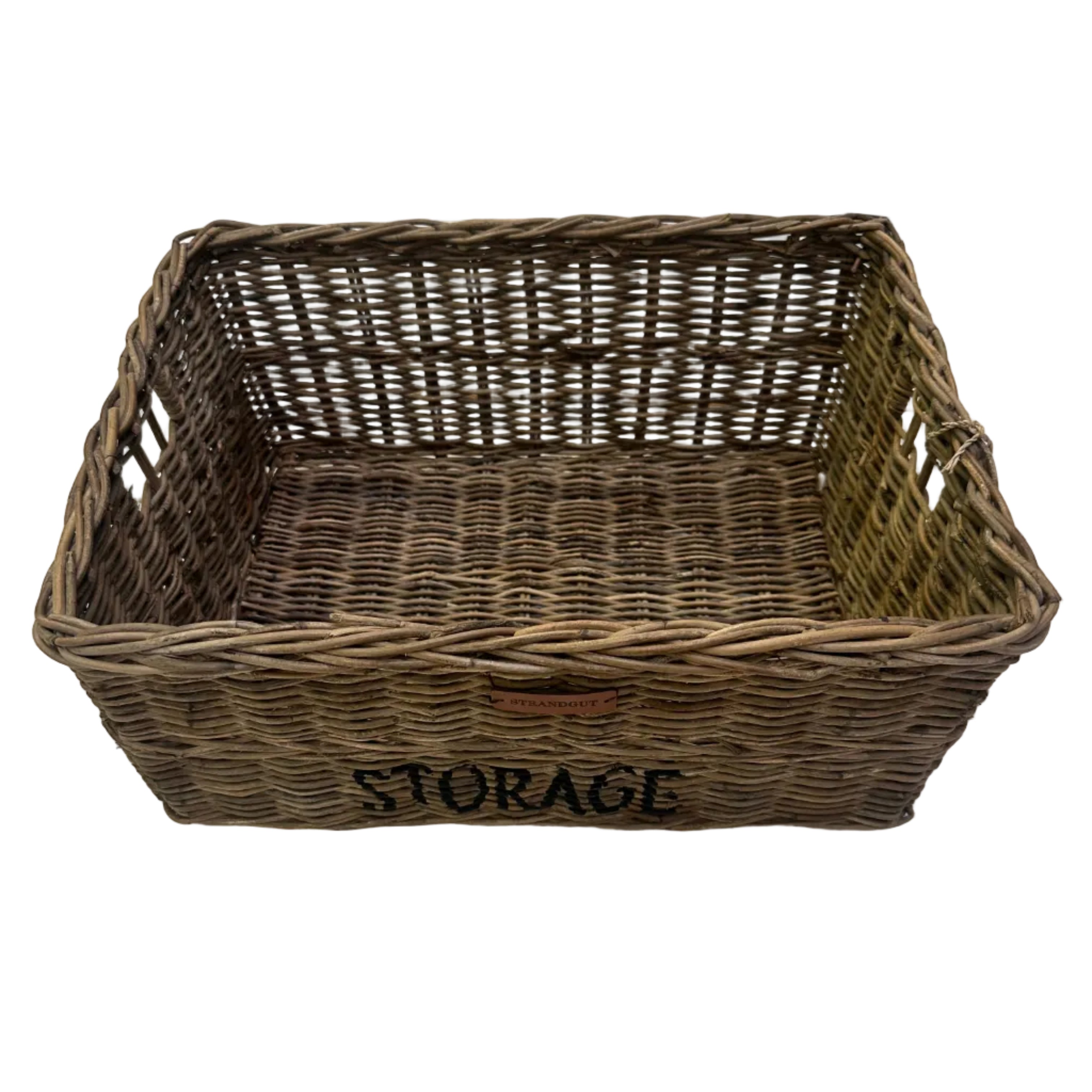 Rattan Storage Korb von STRANDGUT in natürlichem Braun als dekorativer Aufbewahrungskorb im Regal