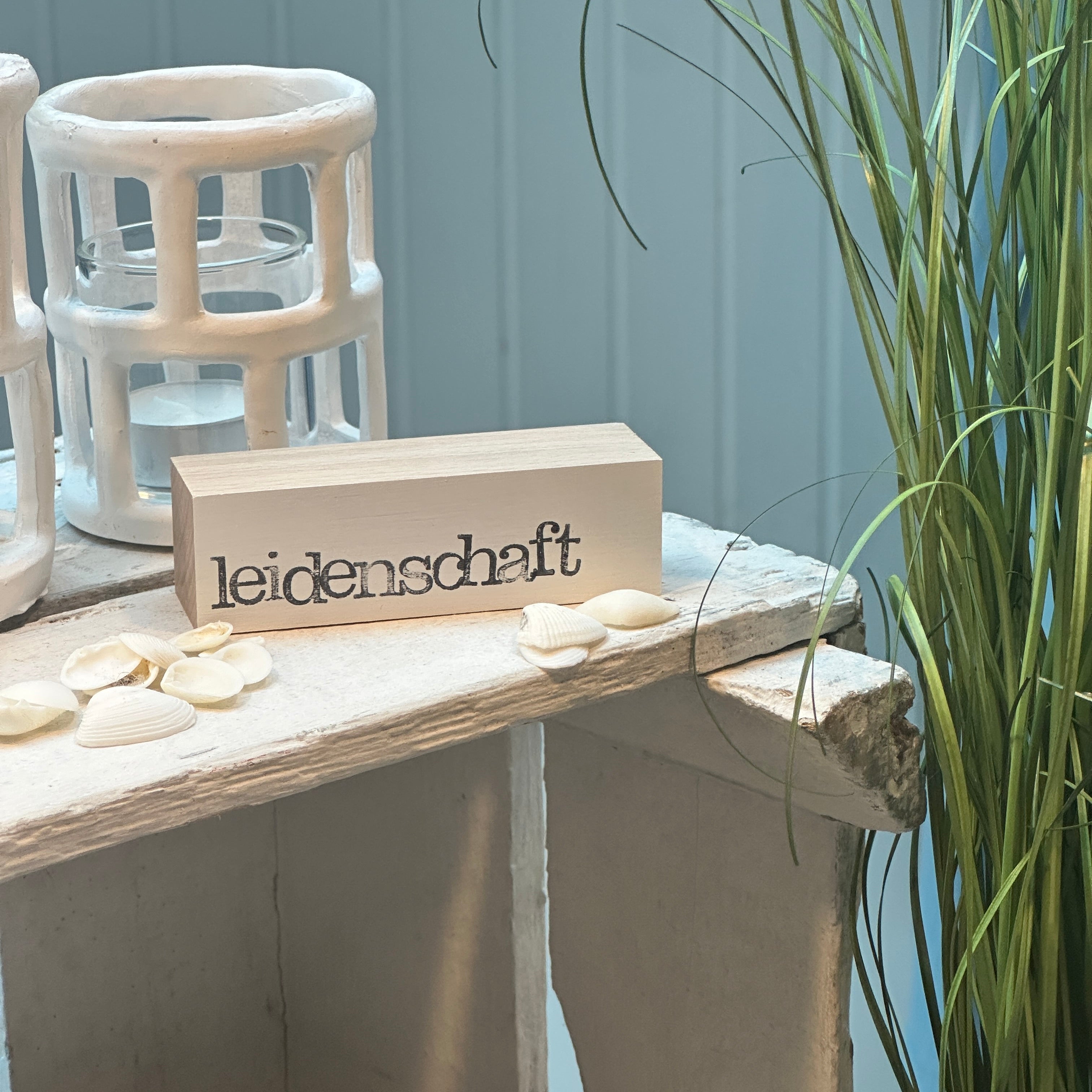 Textbaustein von Iopla mit der Aufschrift LEIDENSCHAFT