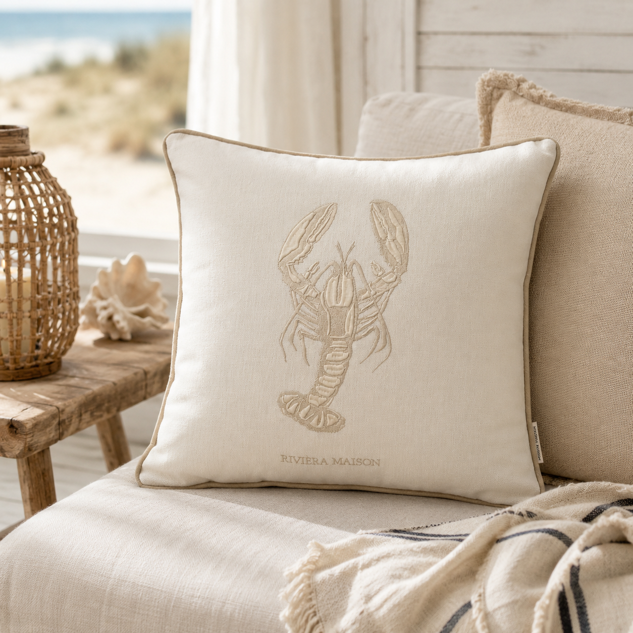 Dekokissen Lobster Bay Pillow 50x50 mit gesticktem Hummer von Riviera Maison.