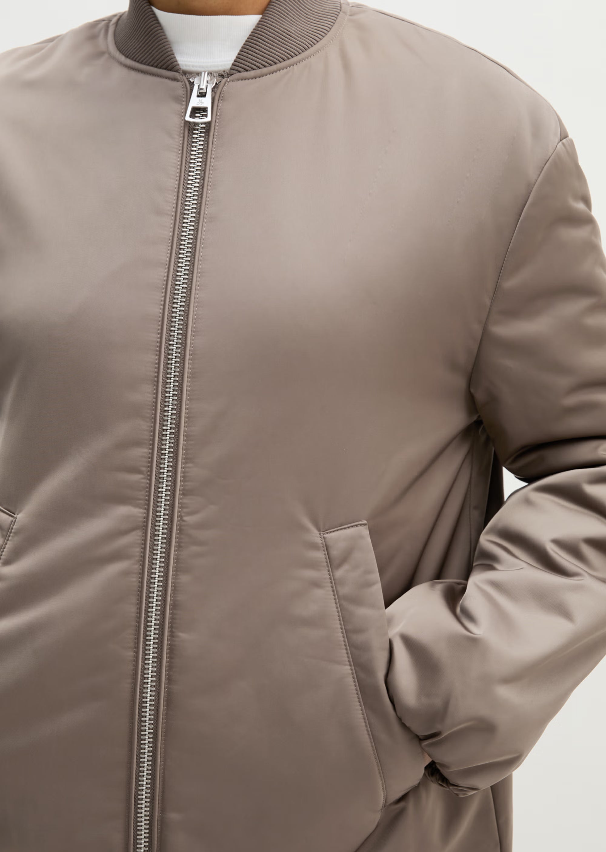 Marc O'Polo Blousonmantel im Aviator-Stil aus recyceltem Polyester in Stone Taupe mit Regular Fit und leicht verlängerter Passform.
