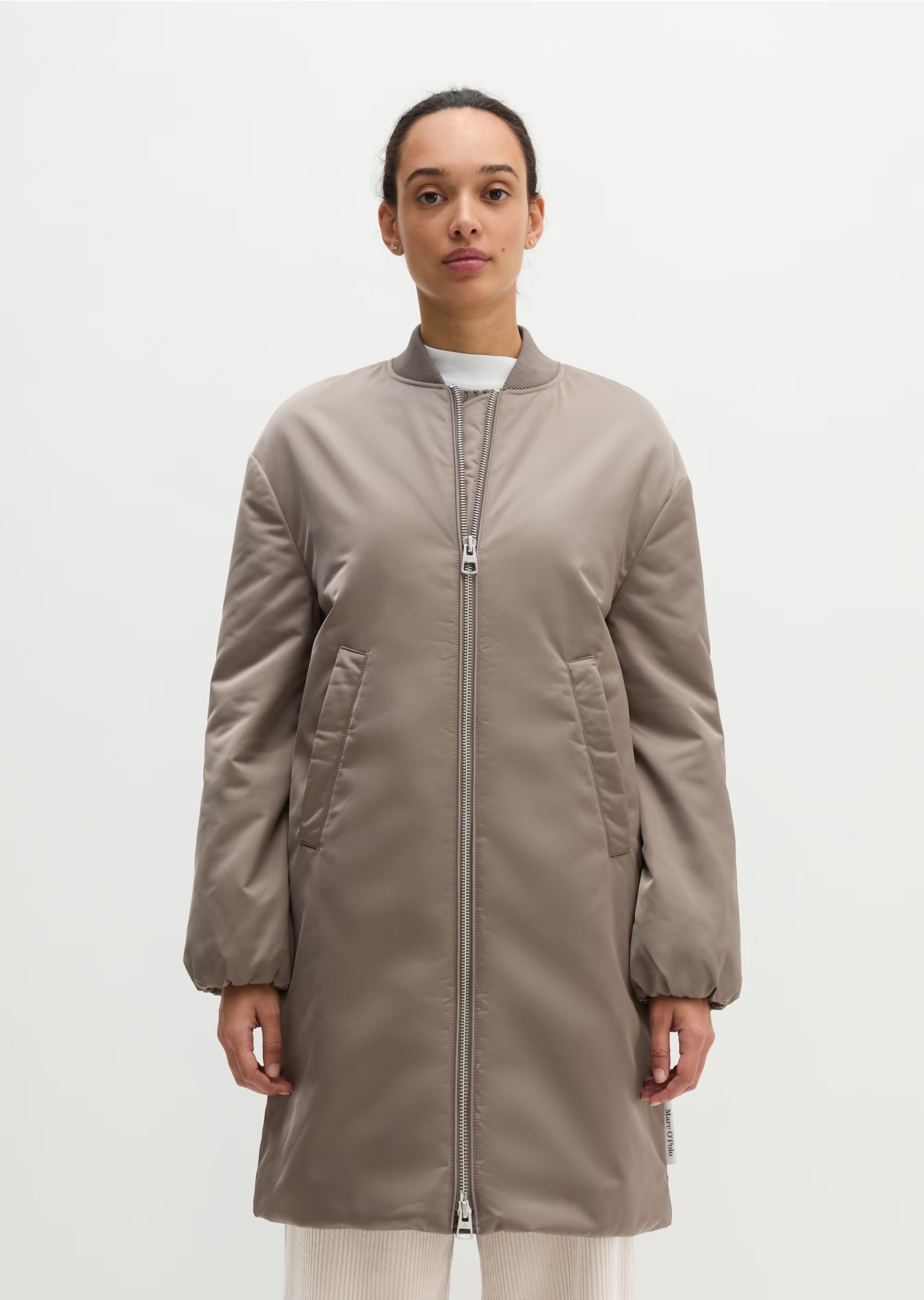 Marc O'Polo Blousonmantel im Aviator-Stil aus recyceltem Polyester in Stone Taupe mit Regular Fit und leicht verlängerter Passform.
