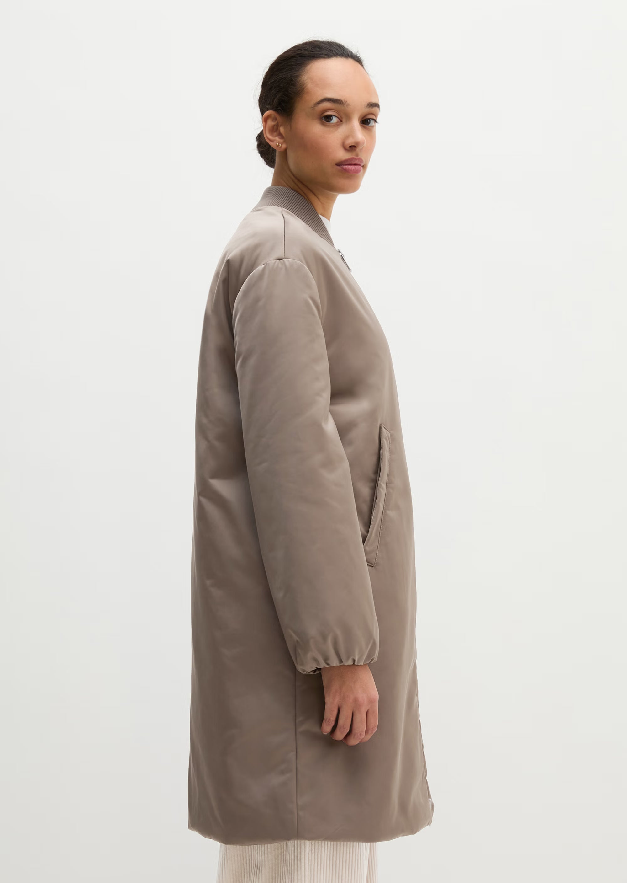 Marc O'Polo Blousonmantel im Aviator-Stil aus recyceltem Polyester in Stone Taupe mit Regular Fit und leicht verlängerter Passform.