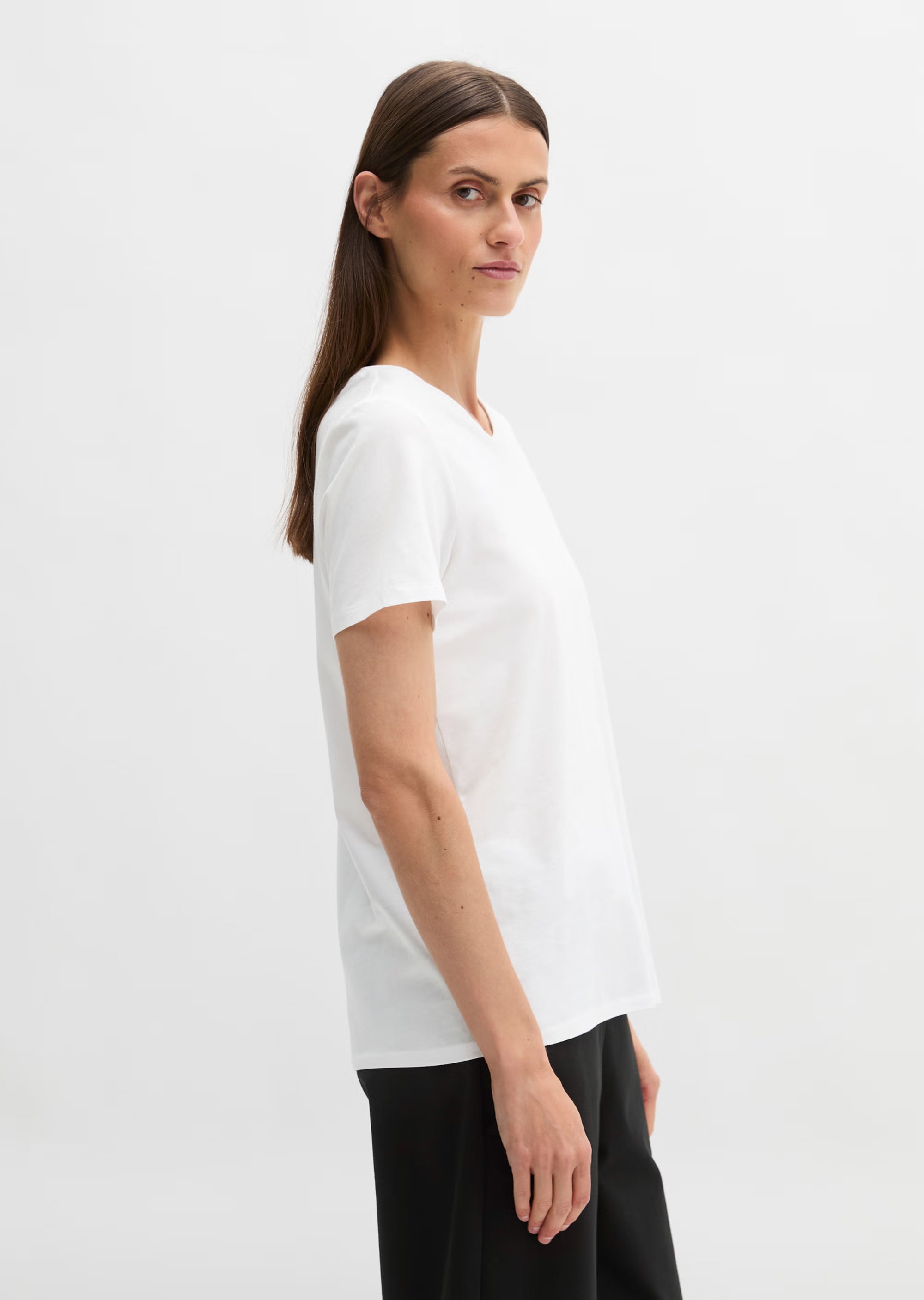 Marc O'Polo Rundhals-T-Shirt in Weiß aus 100 % Bio-Baumwolle mit kurzen Ärmeln, klassischem Rundhalsausschnitt und lockerer Regular-Fit-Passform.