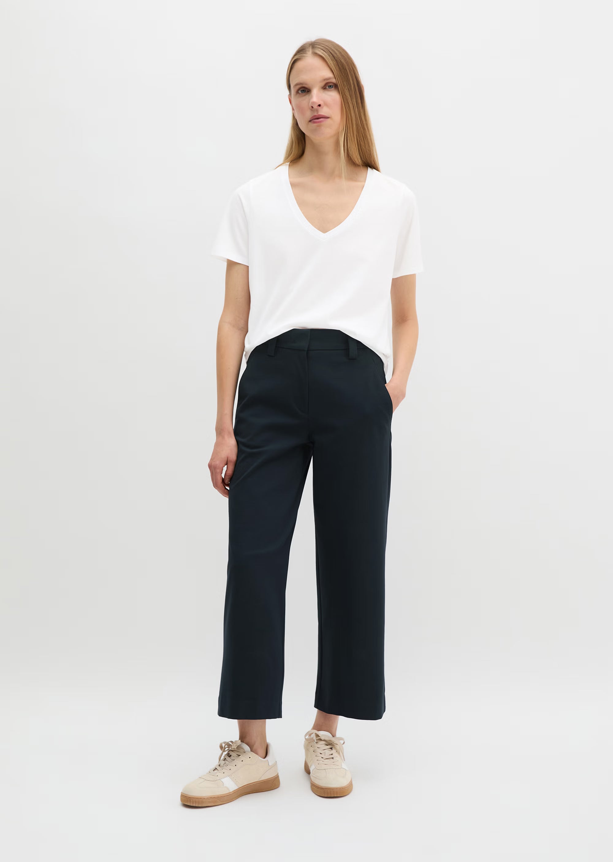 Marc O'Polo Damen T-Shirt in Weiß aus 100 % Bio-Baumwolle mit femininem V-Ausschnitt, kurzen Ärmeln und lockerem Regular Fit.