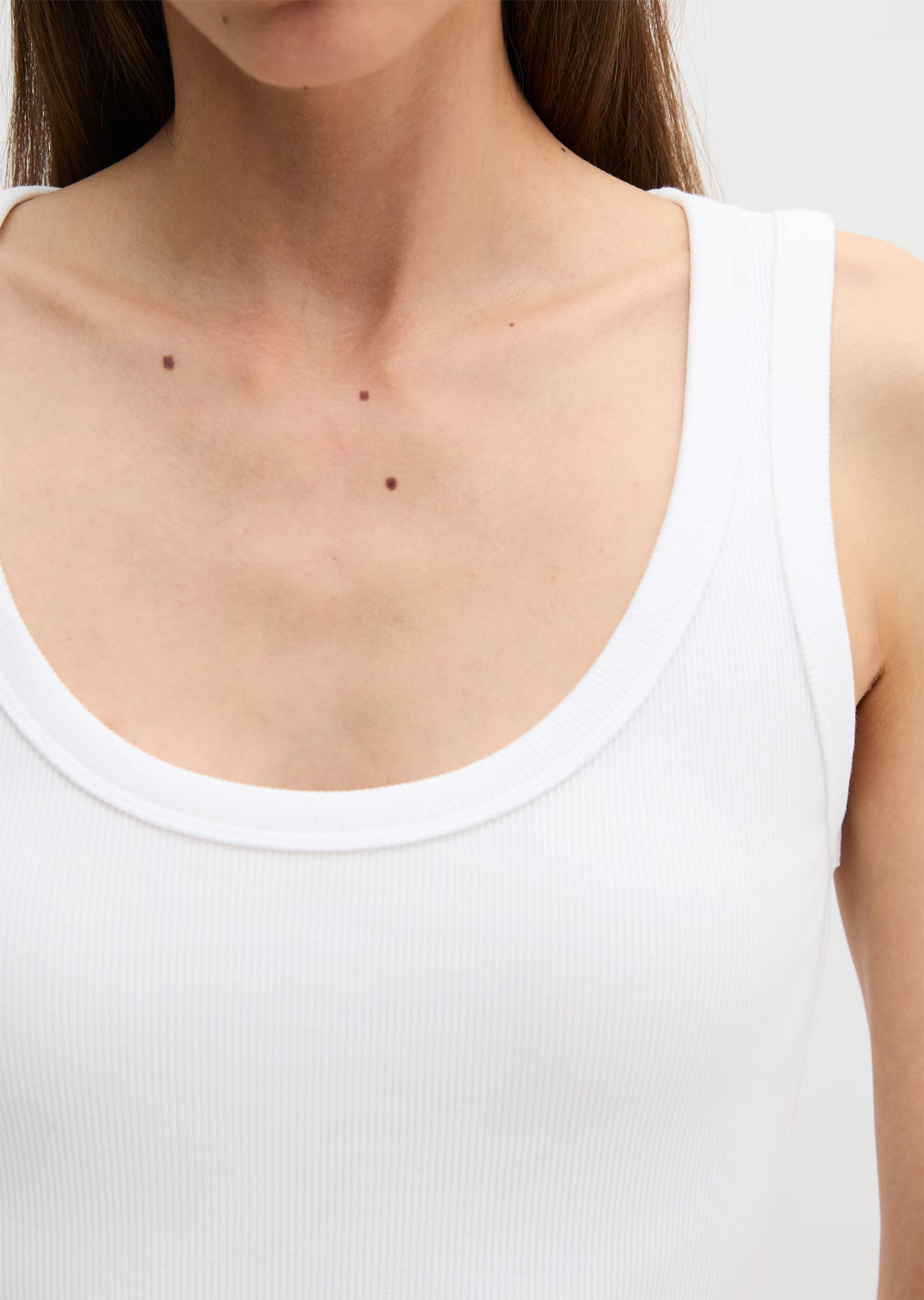 Marc O'Polo Tanktop in Weiß aus elastischem Rippjersey mit tiefem Rundhalsausschnitt und Regular Fit aus Bio-Baumwolle.
