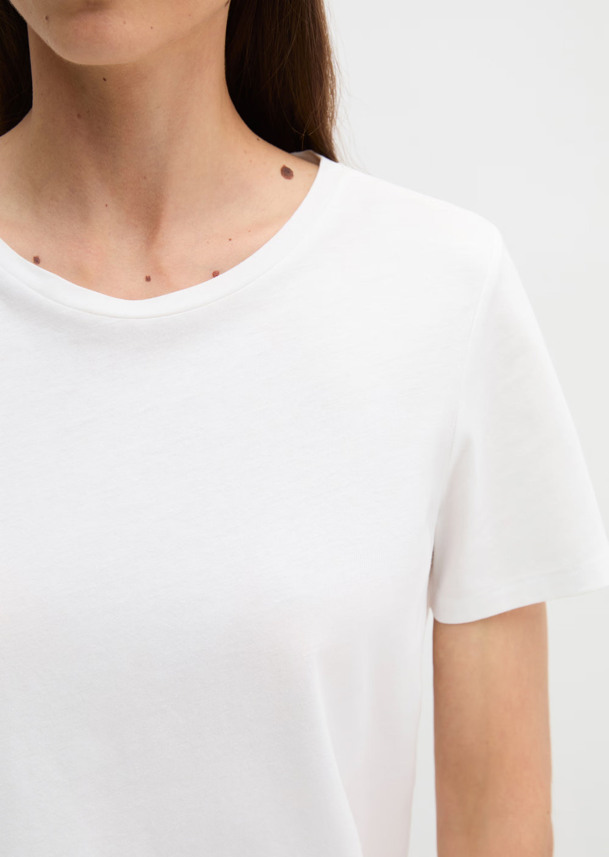 Marc O'Polo Rundhals-T-Shirt in Weiß aus 100 % Bio-Baumwolle mit kurzen Ärmeln, klassischem Rundhalsausschnitt und lockerer Regular-Fit-Passform.