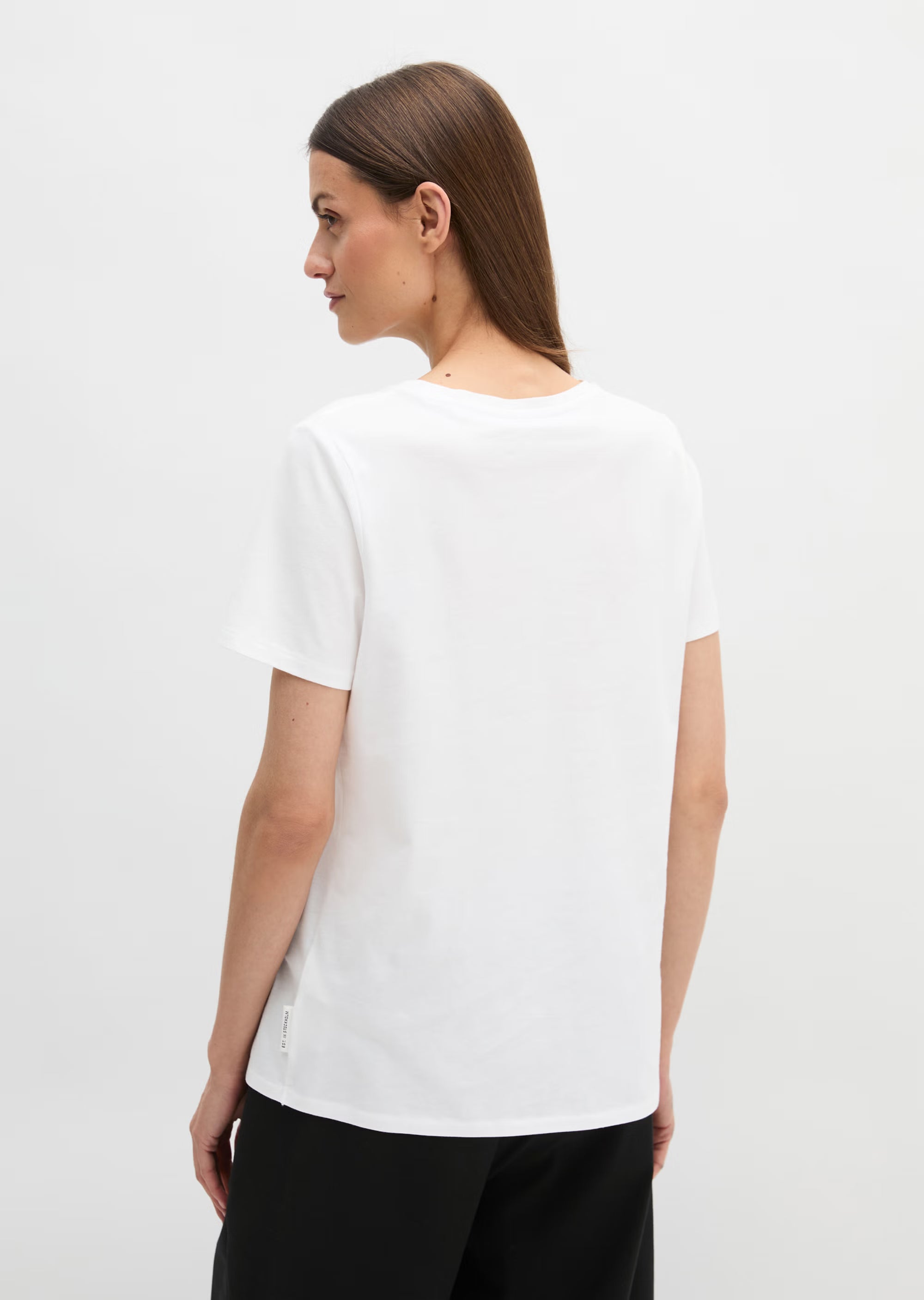 Marc O'Polo Rundhals-T-Shirt in Weiß aus 100 % Bio-Baumwolle mit kurzen Ärmeln, klassischem Rundhalsausschnitt und lockerer Regular-Fit-Passform.