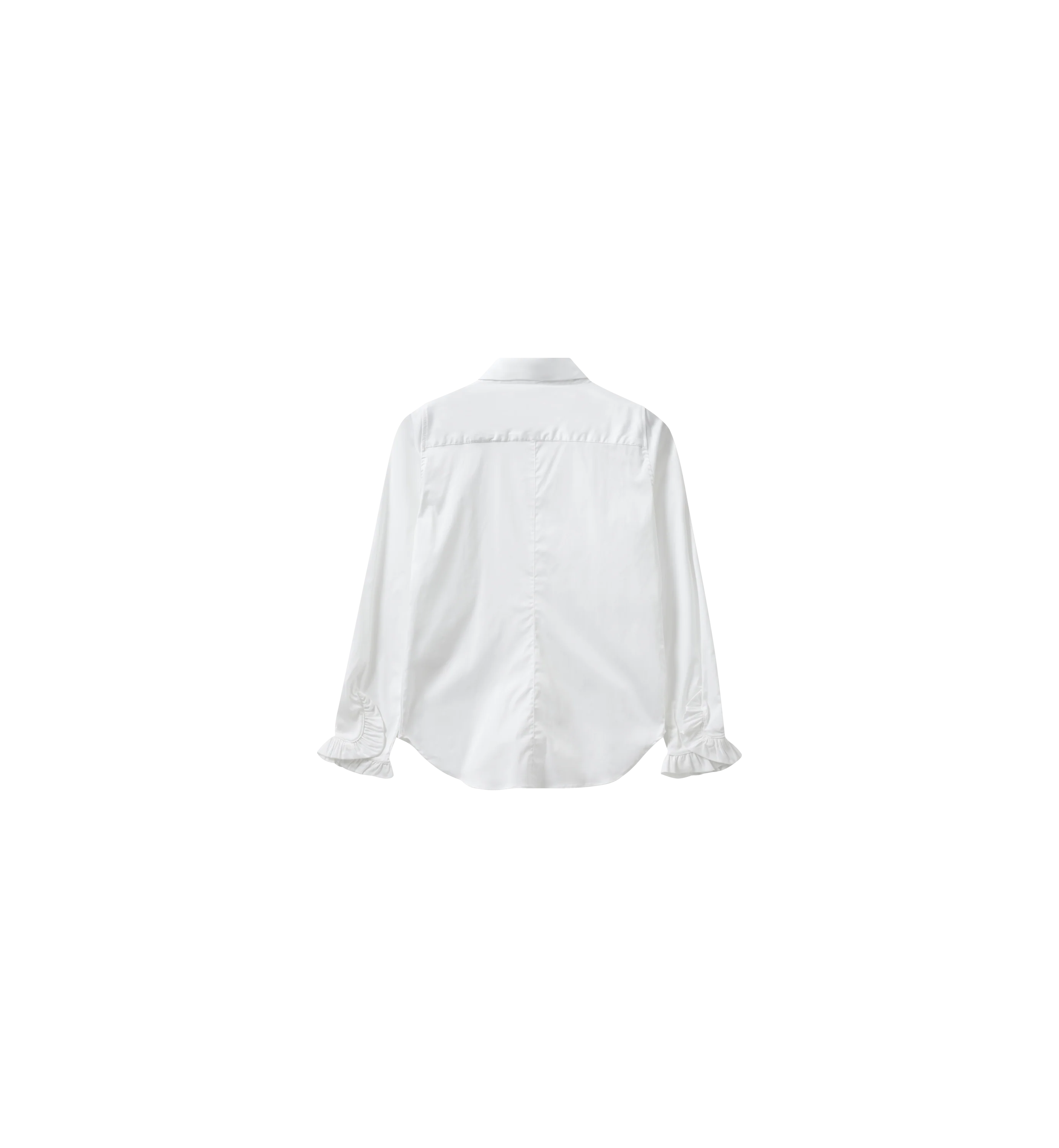 Model trägt die weiße Mos Mosh Bluse MATTIE FLIP mit klassischem Hemdblusenkragen, verdeckter Knopfleiste und feinen Rüschen an den Manschetten.