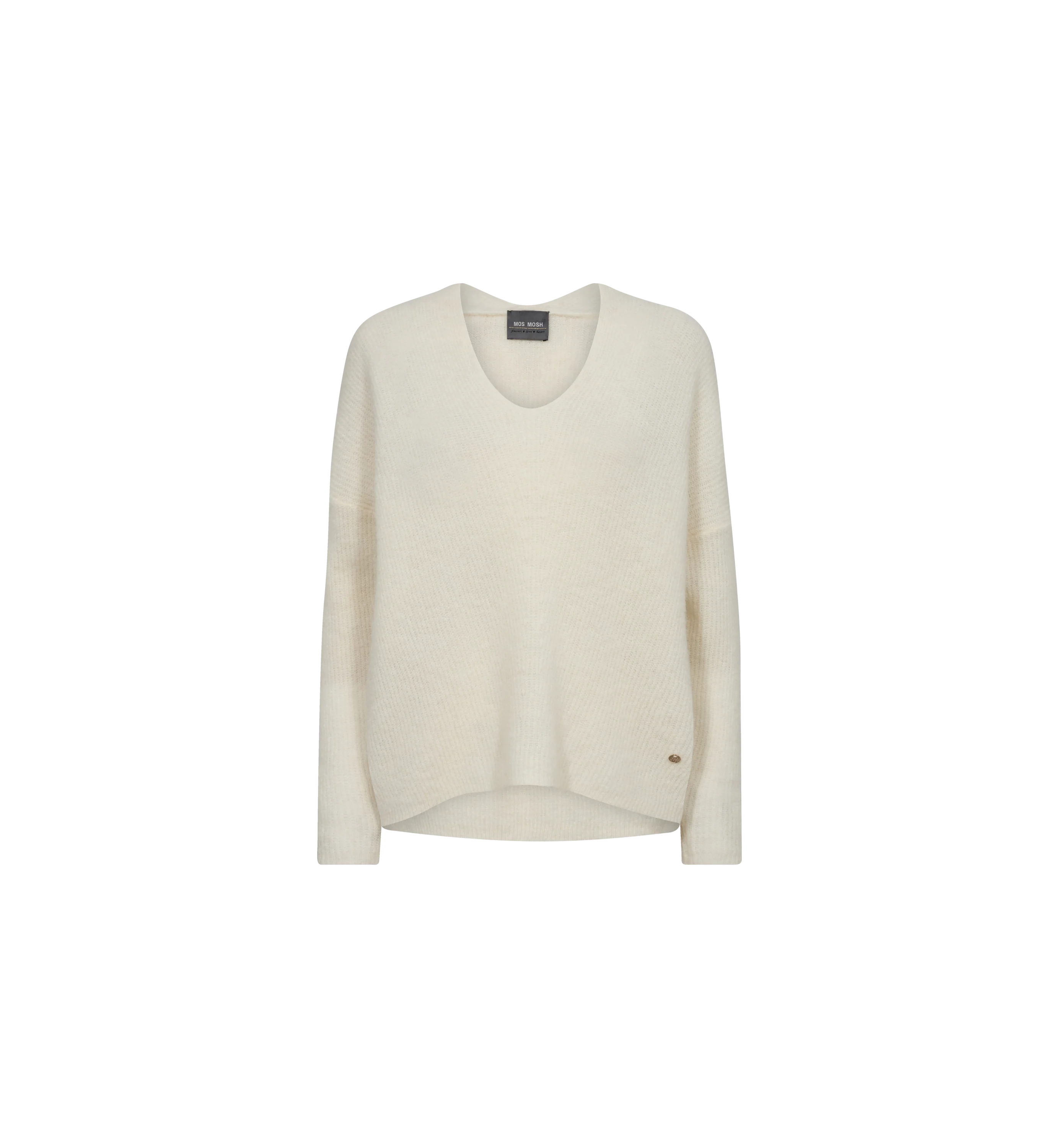Model trägt Mos Mosh Pullover THORA in ecru aus weichem Alpaka-Wollmix mit V-Ausschnitt und lockerer Passform.