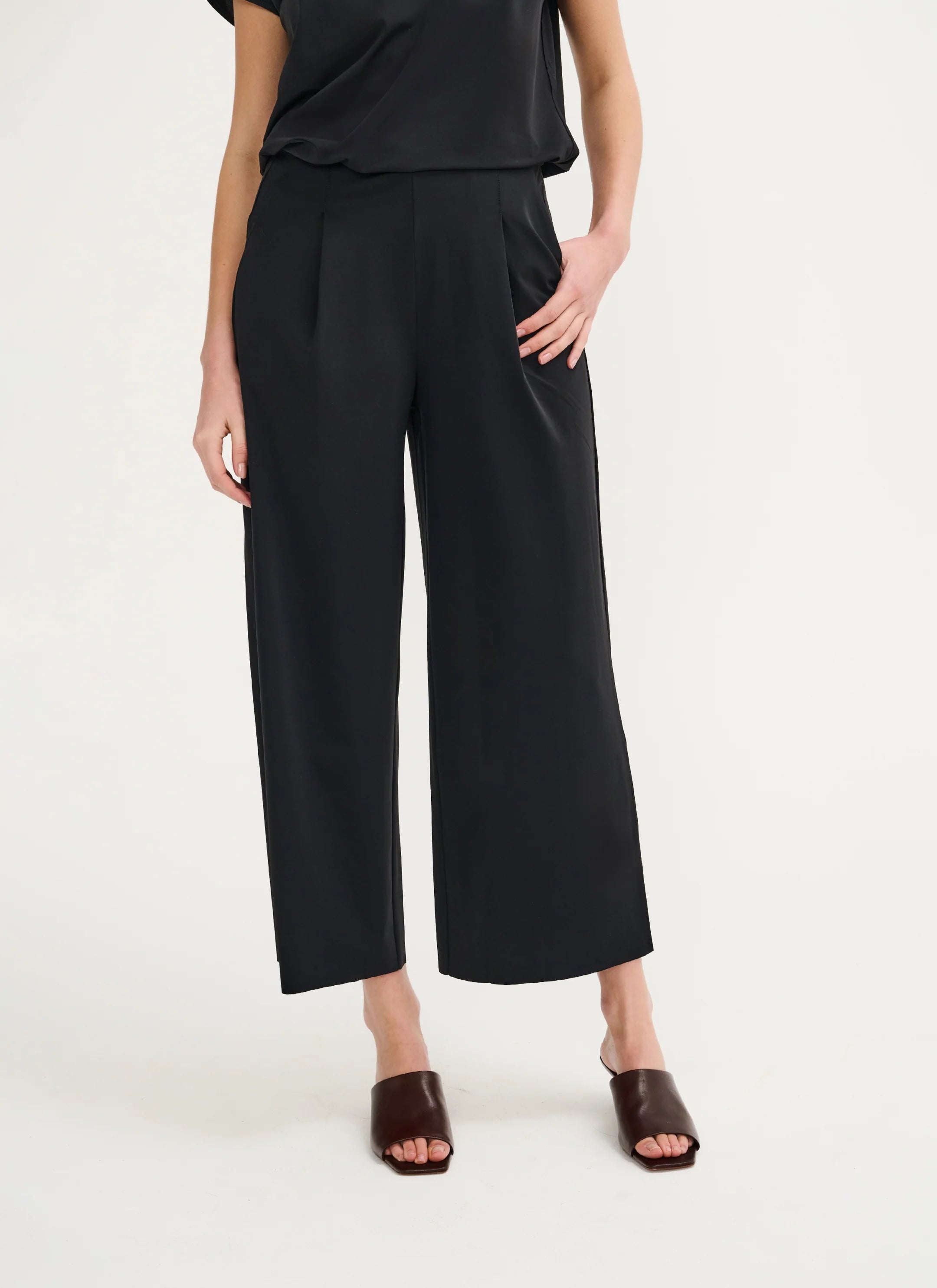 Japan TKY Hose KONA in Deep Black aus Regular-Travelqualität mit weitem verkürztem Bein
