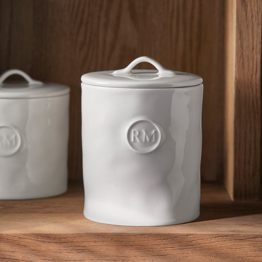 Riviera Maison Portofino Storage Jar White M aus weißem Porzellan mit Deckel.