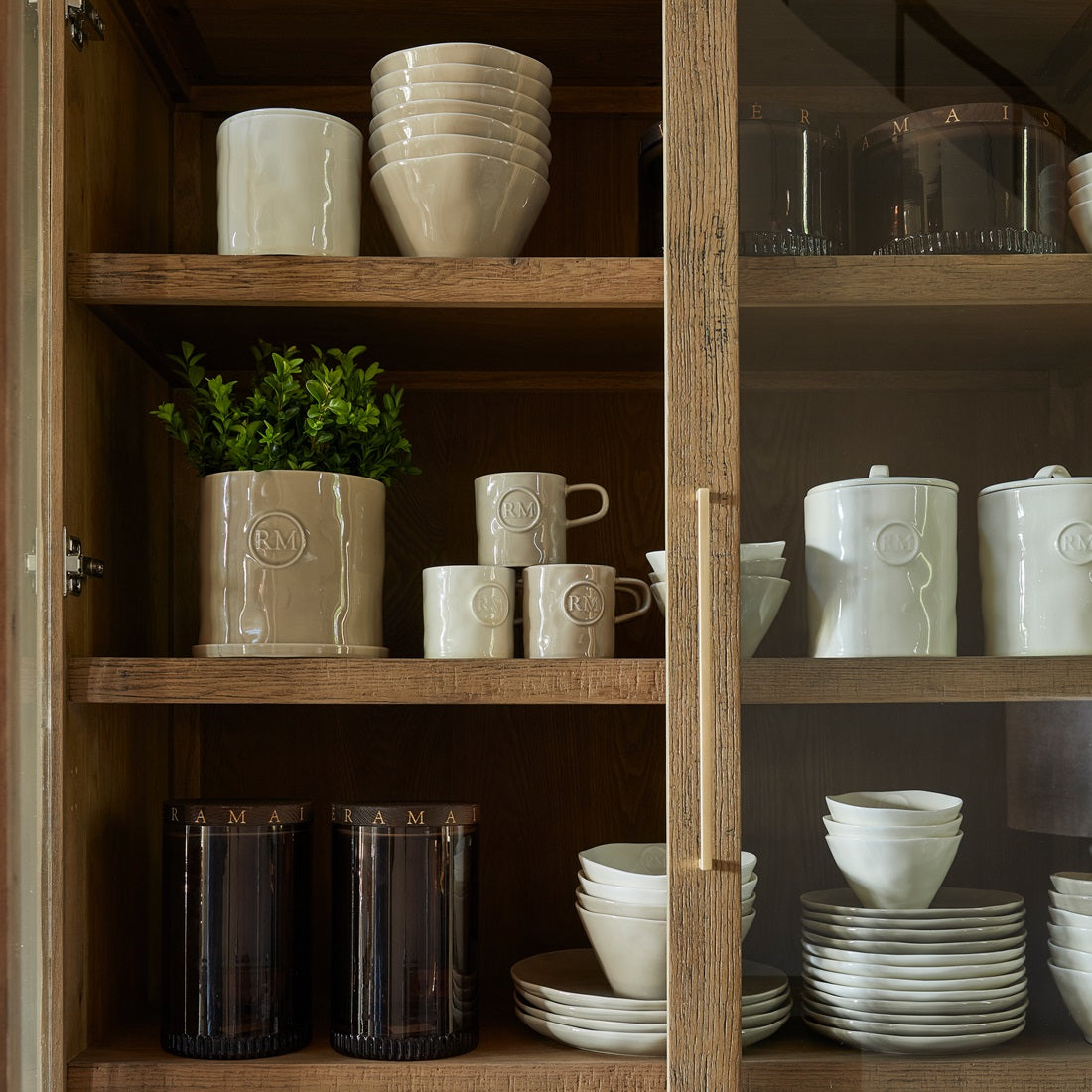 Riviera Maison Portofino Storage Jar White M aus weißem Porzellan mit Deckel.