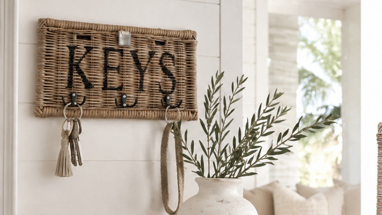 Schlüsselbrett mit drei Haken aus Rattan und der Aufschrift KEYS von STRANDGUT.