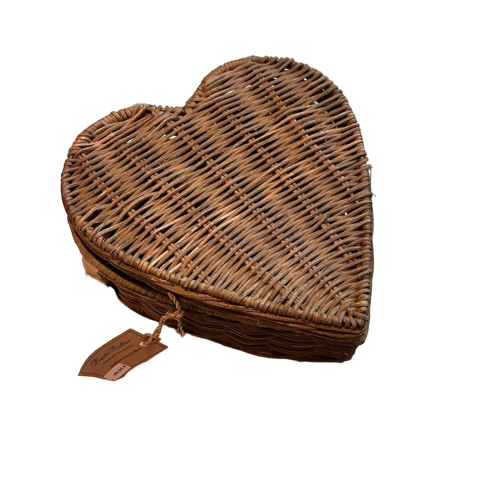 Herzförmige Rattan-Dose mit Deckel als dekorative Aufbewahrungsbox im natürlichen Beachhouse- und Landhausstil.