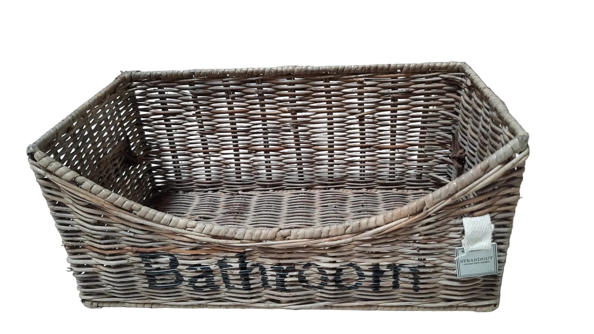 Rattan-Aufbewahrungskorb „Bathroom“ mit eingerollten Handtüchern und Badebürsten als stilvolle Badezimmerorganisation im natürlichen Landhaus- und Beachhouse-Stil.