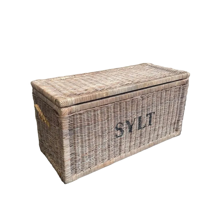 Große Truhe aus Rattan mit schwarzem Schriftzug SYLT