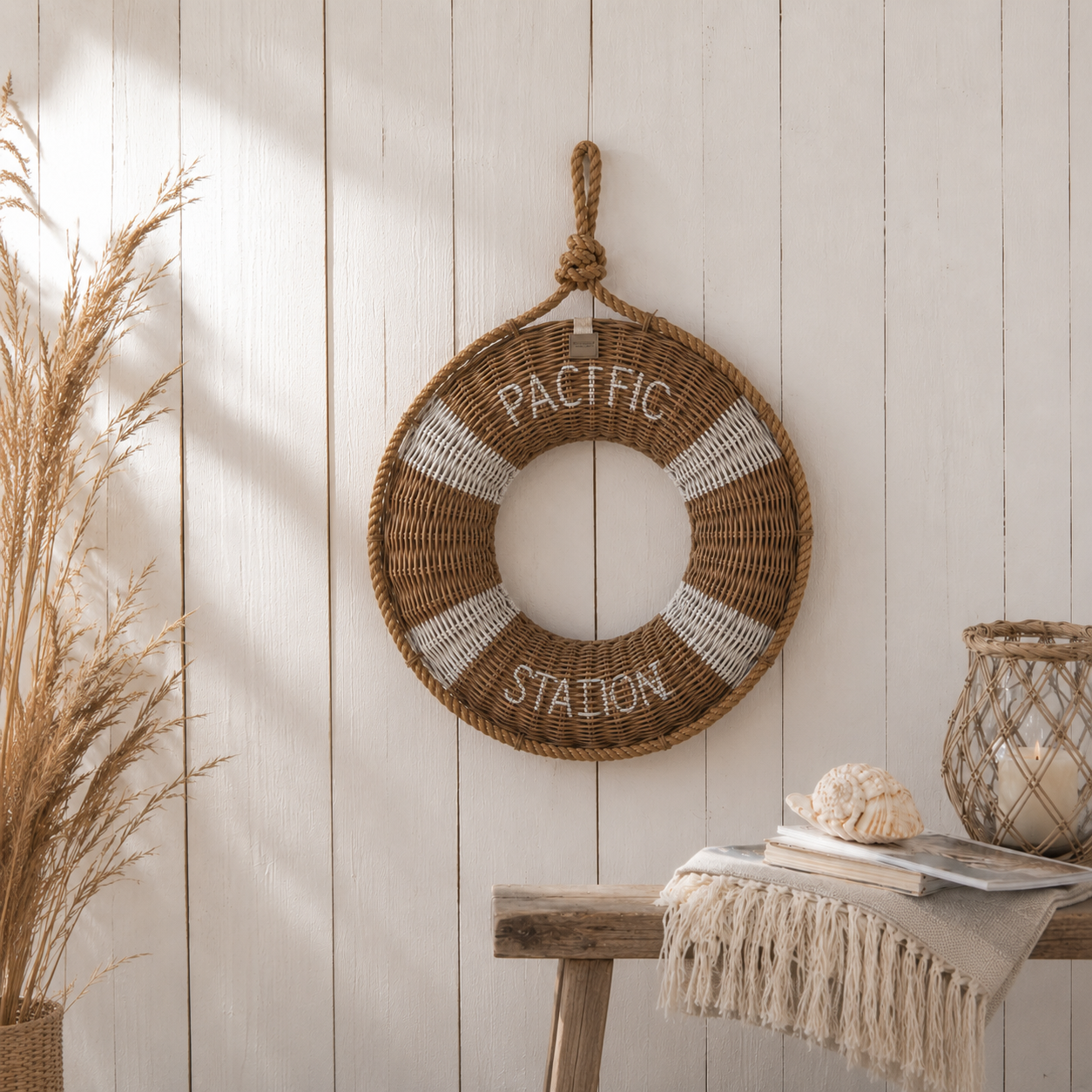 Handgeflochtener Rettungsring aus Rattan mit maritimer Aufschrift als Wanddekoration, erhältlich in 40 cm und 60 cm.