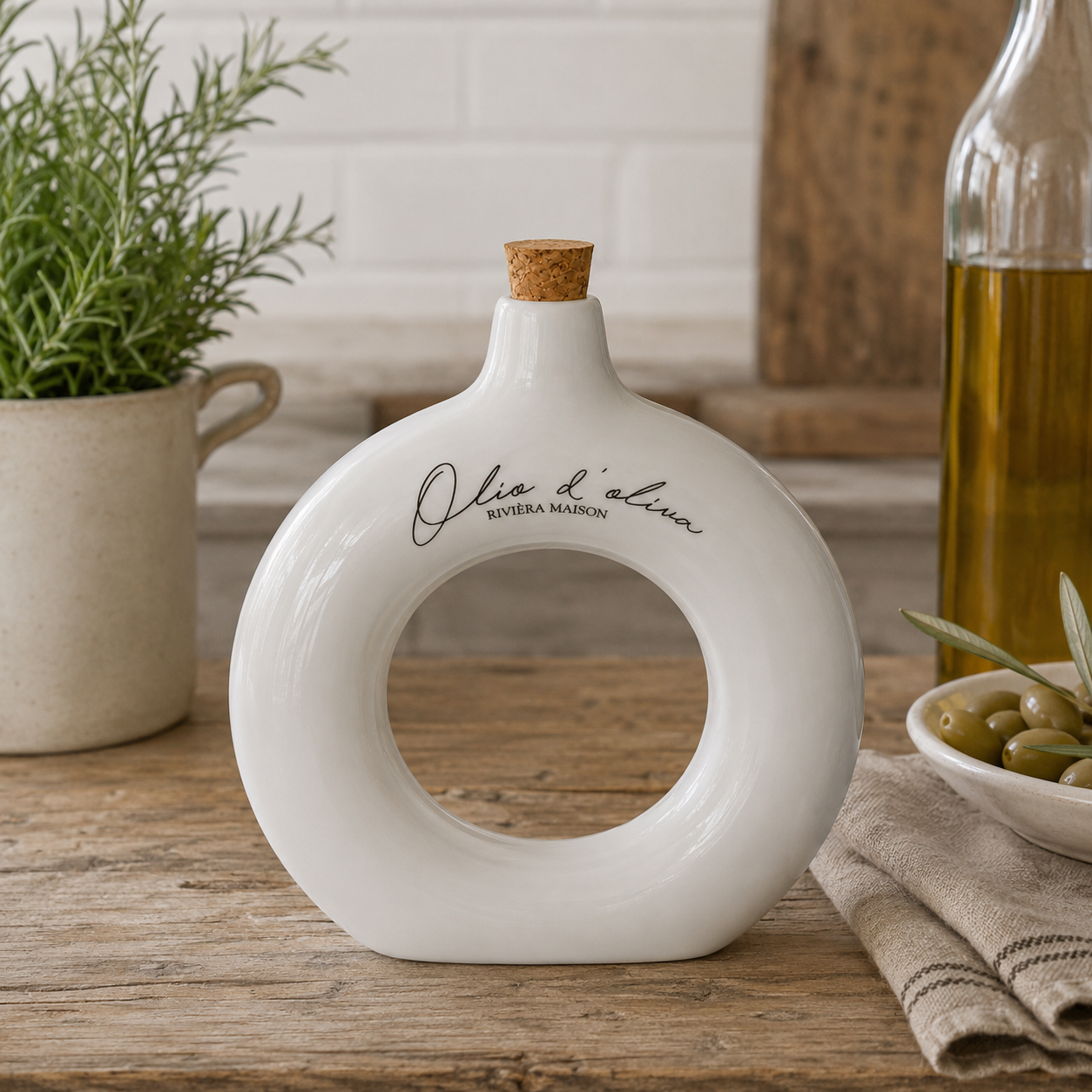 Weiße Olivenölflasche von Riviera Maison
