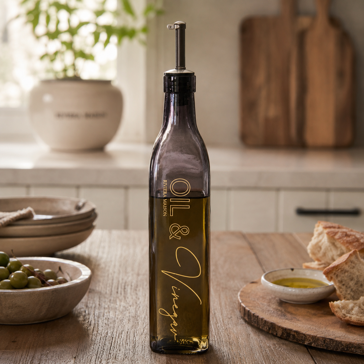Riviera Maison Oil & Vinegar Bottle aus getöntem Glas mit Ausgießer und goldfarbenem Schriftzug.