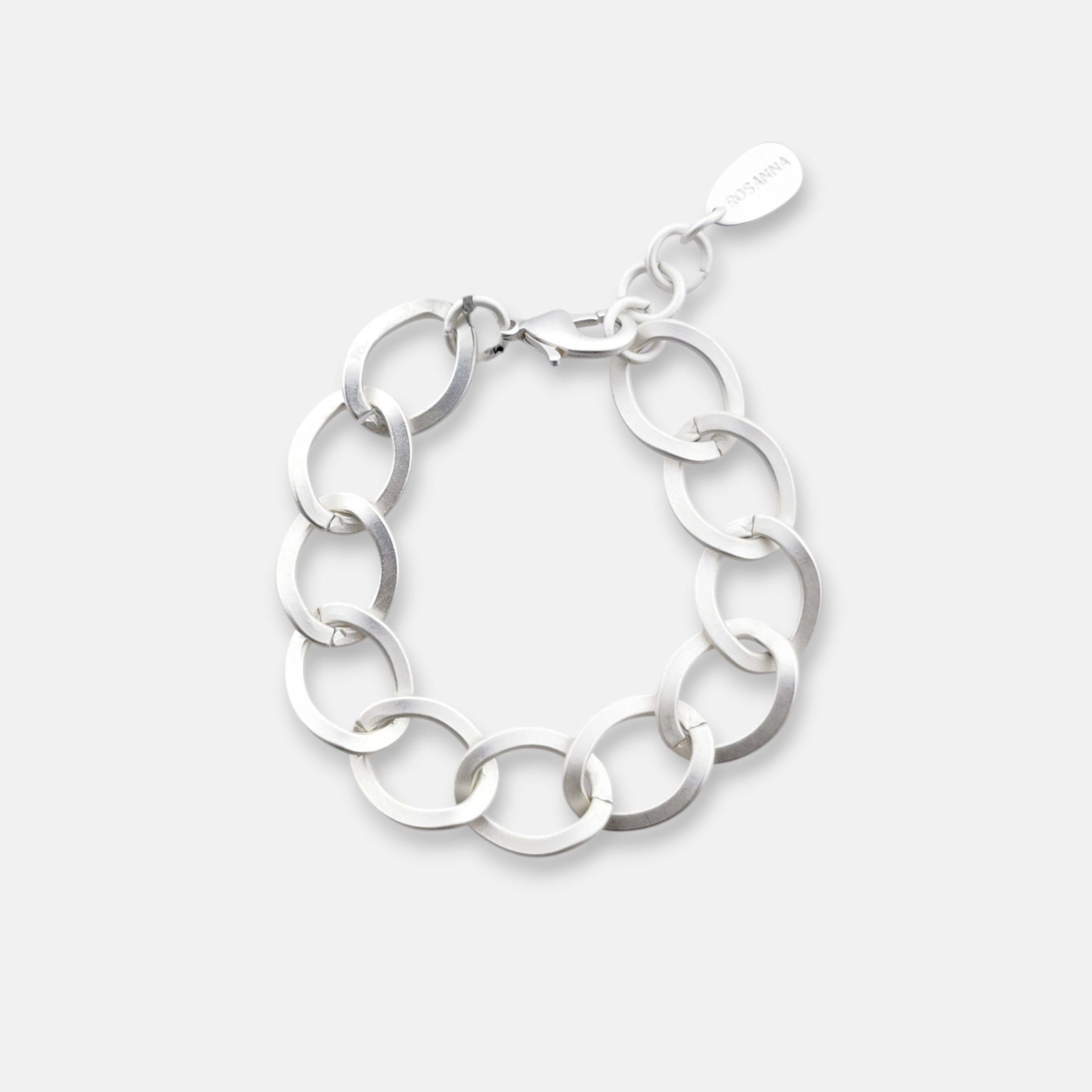 Rosanna de la Riva Armband RPu00261-PM in matt versilberter Ausführung mit verstellbarem Textilband.