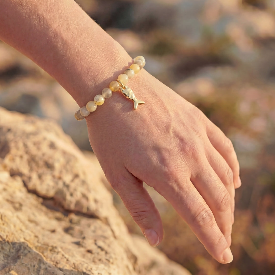 Rosanna de la Riva Armband RPu00301-DB mit Natursteinperlen und matt vergoldeten Details.