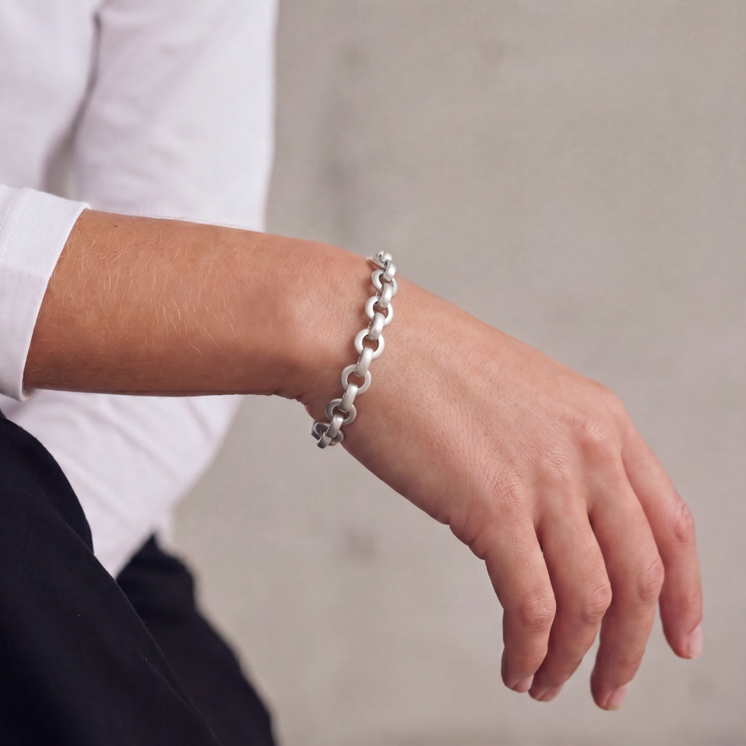 Elegantes Armband von Rosanna de la Riva in matt vergoldeter Ausführung.