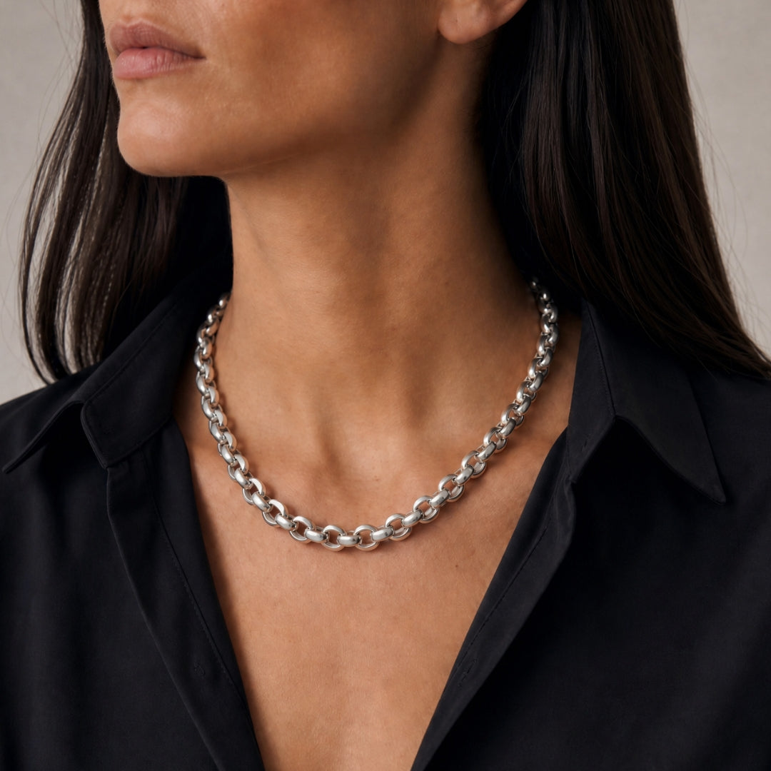 Elegante Halskette von Rosanna de la Riva mit zeitlosem Design.