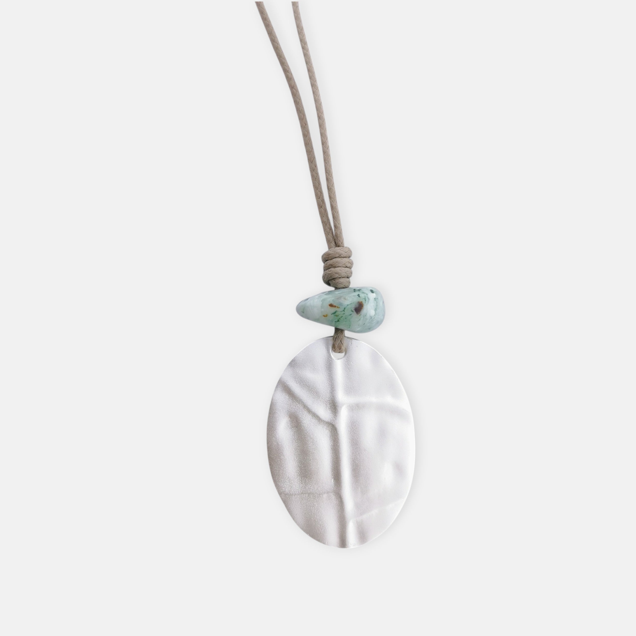 Elegante Halskette von Rosanna de la Riva mit mediterranem Design.