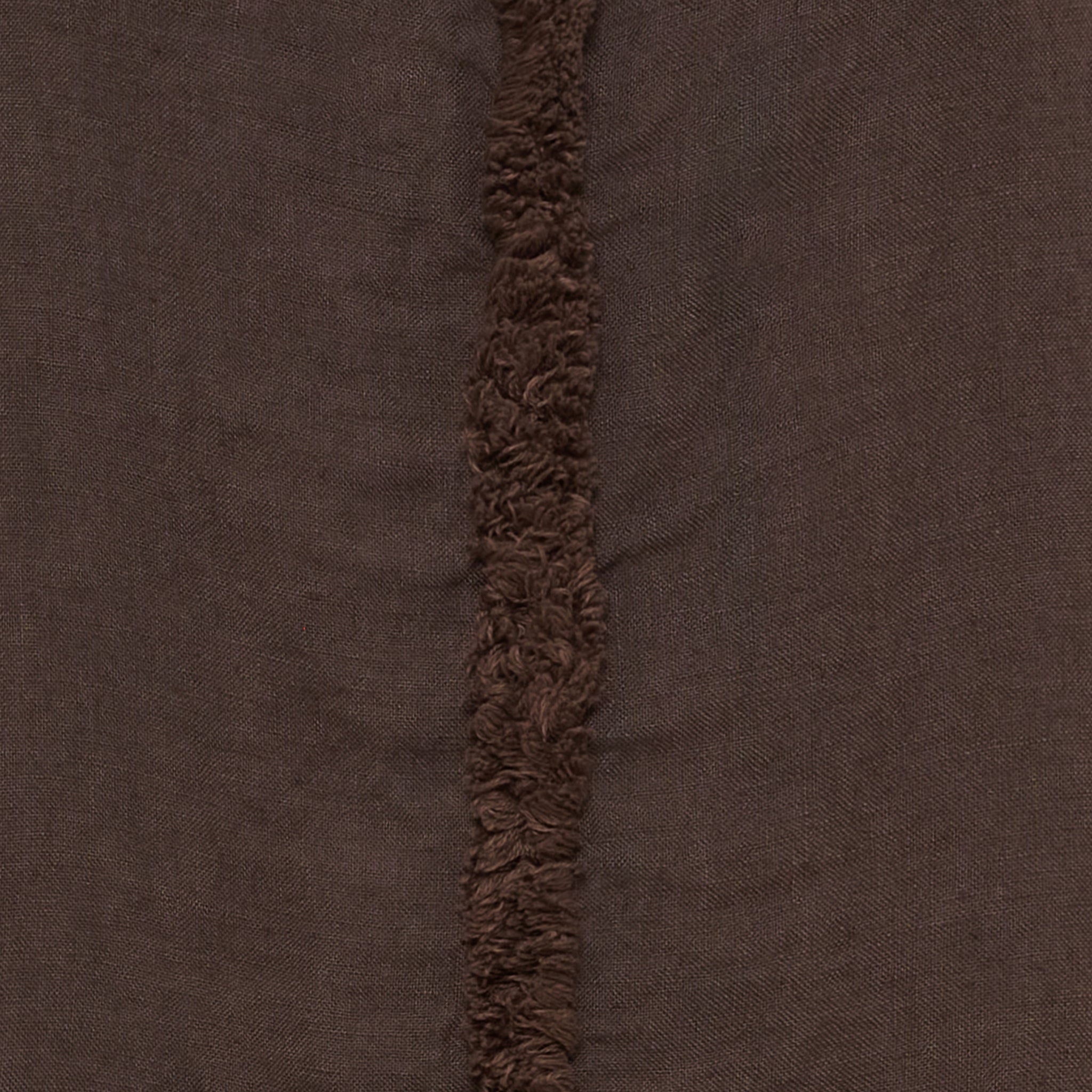 Braunes Maxikleid mit Spaghettiträgern und dekorativer Rüschennaht vorne von Marta du Chateau auf weißem Hintergrund.