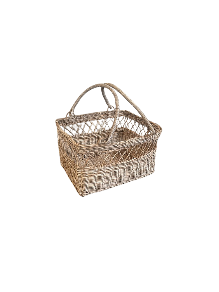Einkaufskorb aus Rattan mit offener Flechtweise im oberen Drittel und zwei Henkeln.