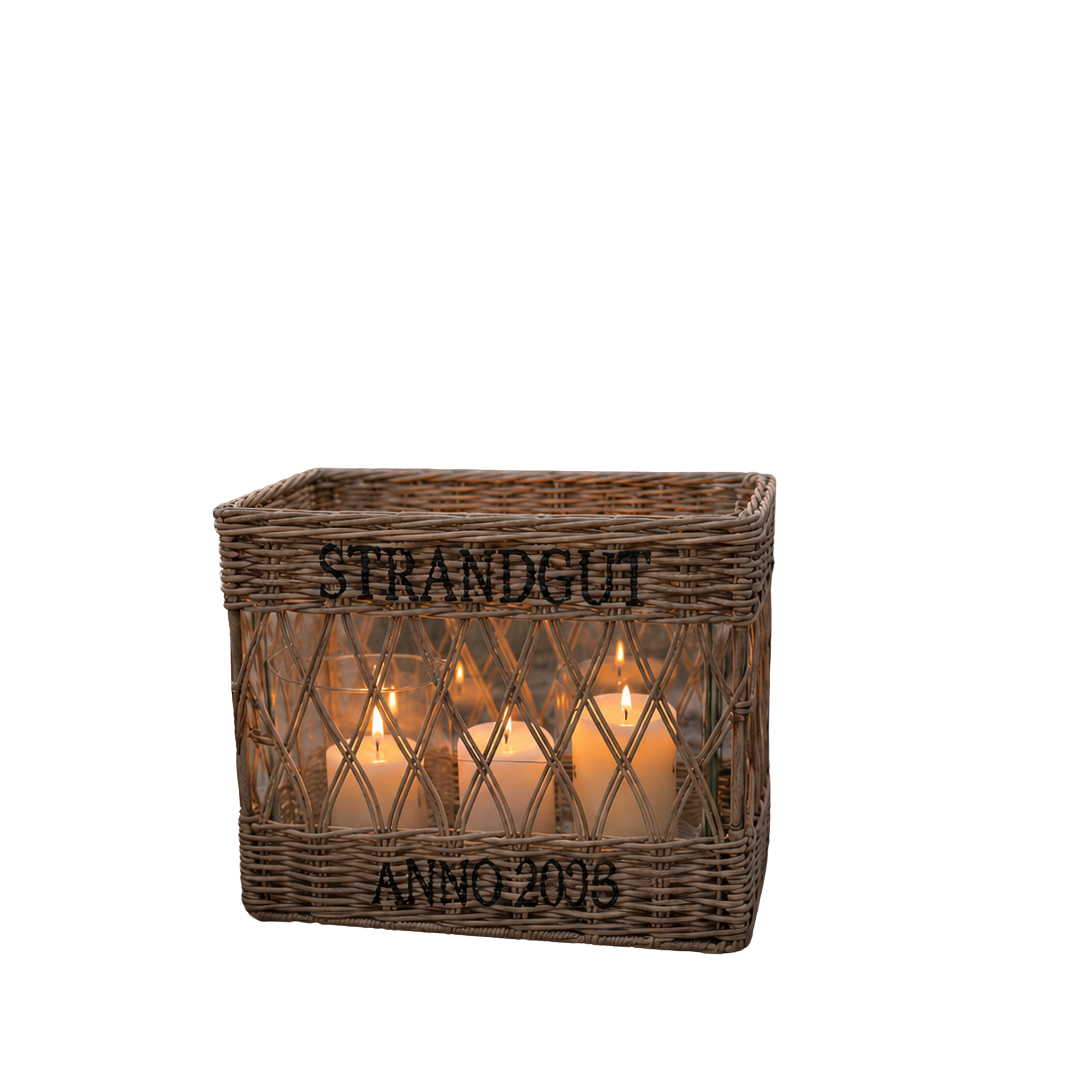 Quadratisches Jubiläumswindlicht aus Rattan mit Aufschrift STRANDGUT ANNO 2006 und Glaseinsatz.