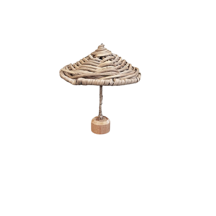 Tischdekoration aus Rattan in Form eines kleinen Sonnenschirms von STRANDGUT