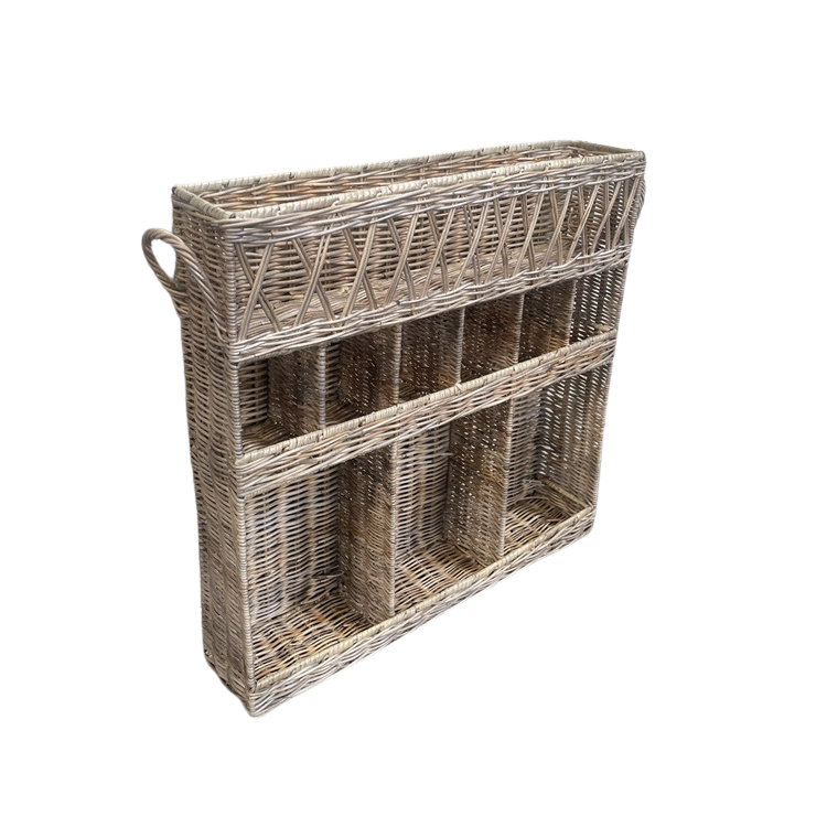 Küchenregal aus Rattan mit verschiedenen großen Fächern.