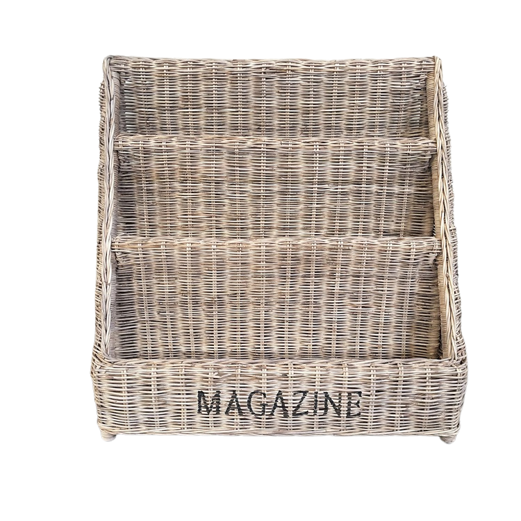 Handgefertigter Rattan Magazinhalter mit Zeitschriften im Coastal- und Hampton-Style in hellem Strandhaus-Wohnzimmer.