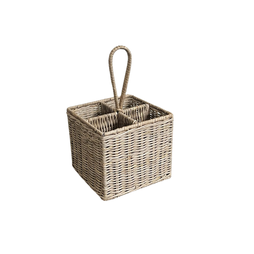 Handgefertigter Besteckkorb aus Rattan mit vier Fächern und Tragehenkel auf rustikalem Holztisch im gemütlichen Café-Stil.