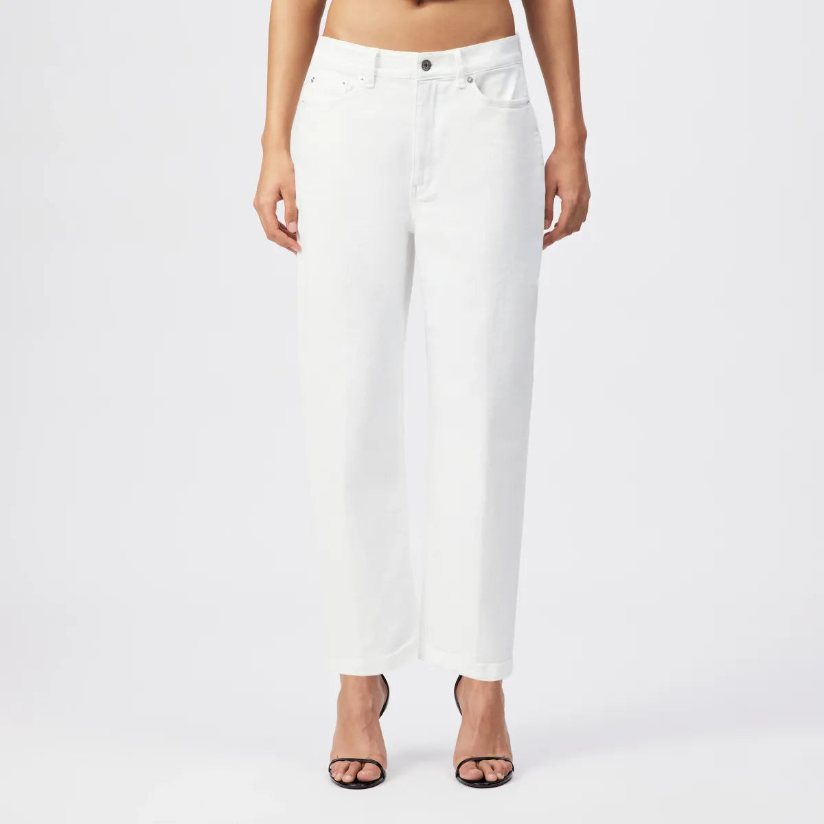 DRYKORN FLOWN Jeans aus weißem italienischem Denim mit Relaxed Fit, Low-Waist-Bund, schmal zulaufendem Bein und moderner Cropped-Länge.