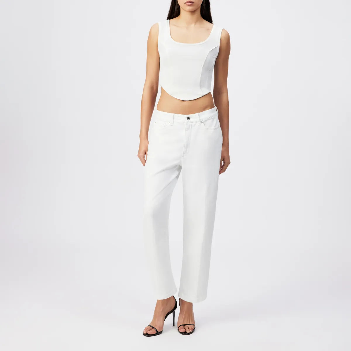 DRYKORN FLOWN Jeans aus weißem italienischem Denim mit Relaxed Fit, Low-Waist-Bund, schmal zulaufendem Bein und moderner Cropped-Länge.