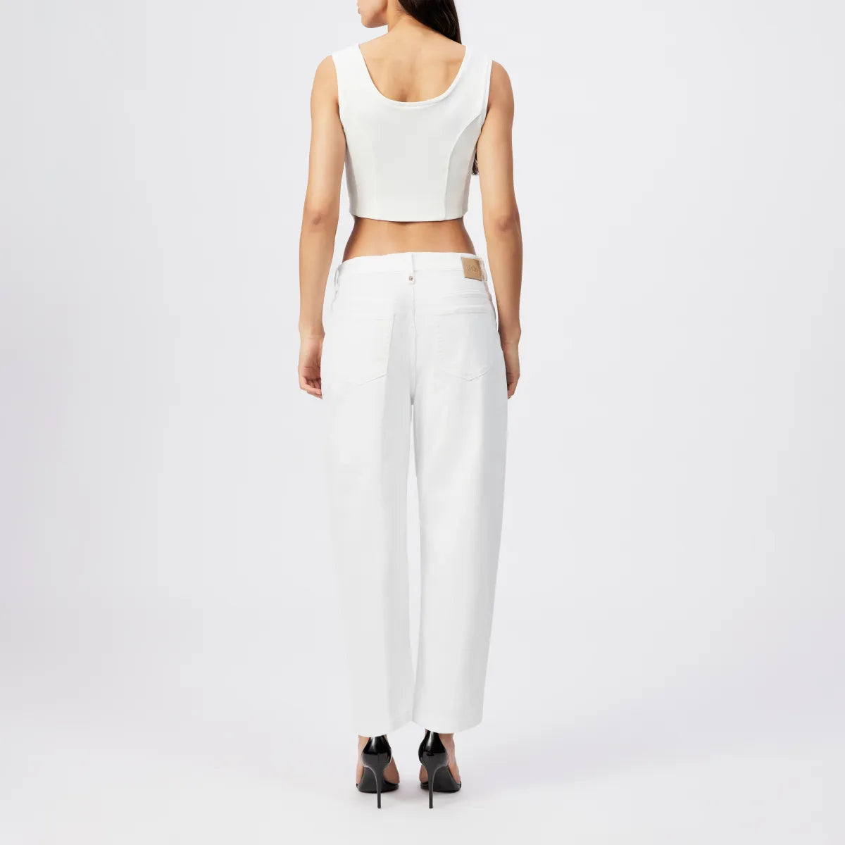 DRYKORN FLOWN Jeans aus weißem italienischem Denim mit Relaxed Fit, Low-Waist-Bund, schmal zulaufendem Bein und moderner Cropped-Länge.
