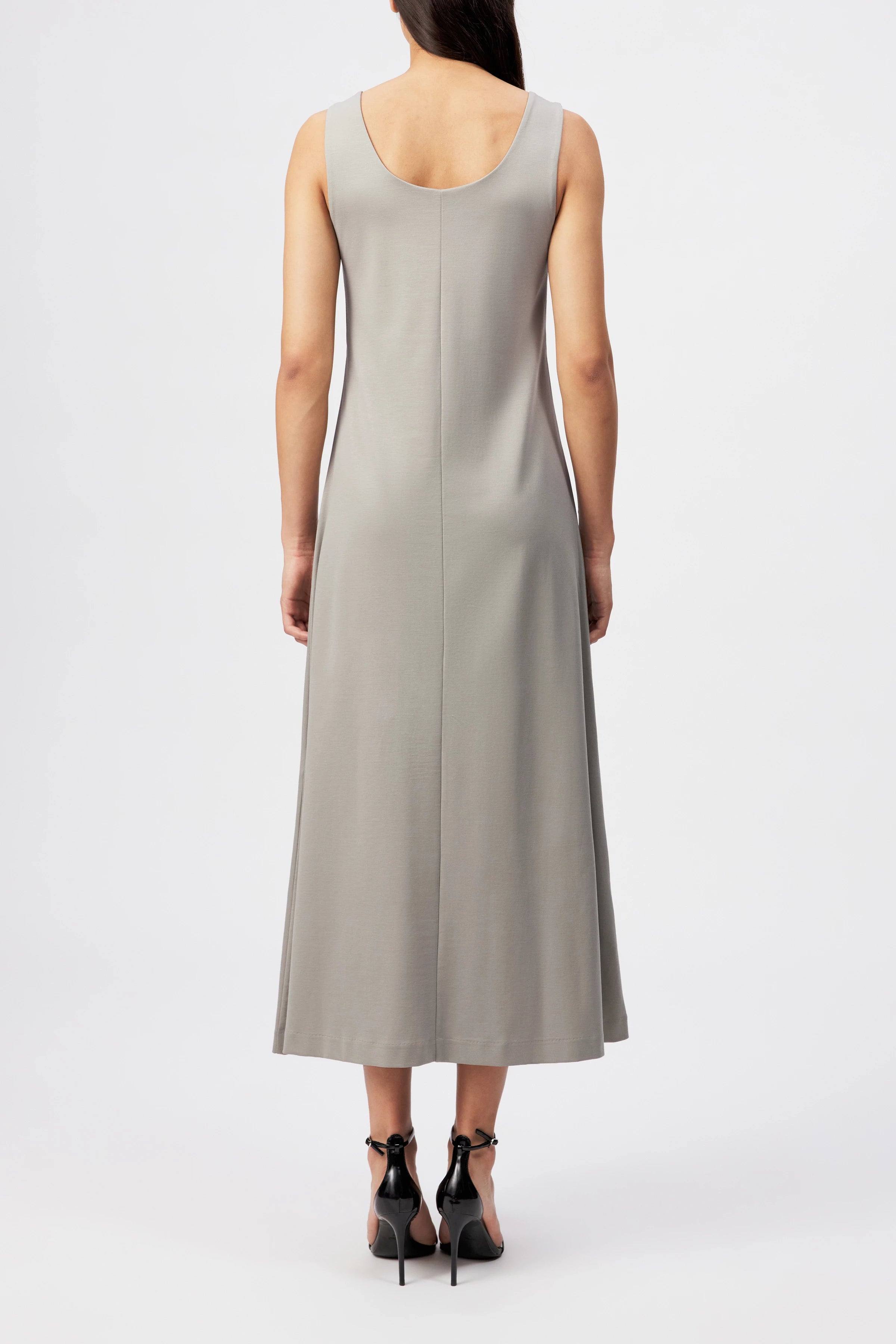 DRYKORN LOZIA Jersey-Kleid in knöchellanger Länge mit tiefem Rundhalsausschnitt, fließender Silhouette und hochwertigem Lyocell-Mix.