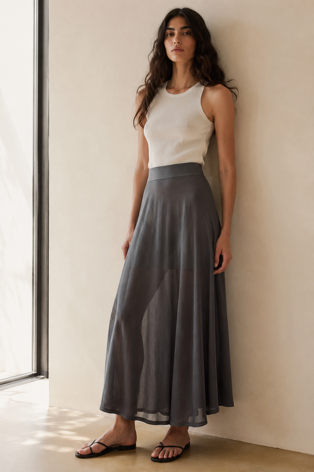 Drykorn Strickrock TENSYA in Anthrazit mit ausgestellter A-Linie und knöchellanger Silhouette. Femininer High-Waist-Maxirock aus 100 % Merinowolle mit elegant fließendem Fall.