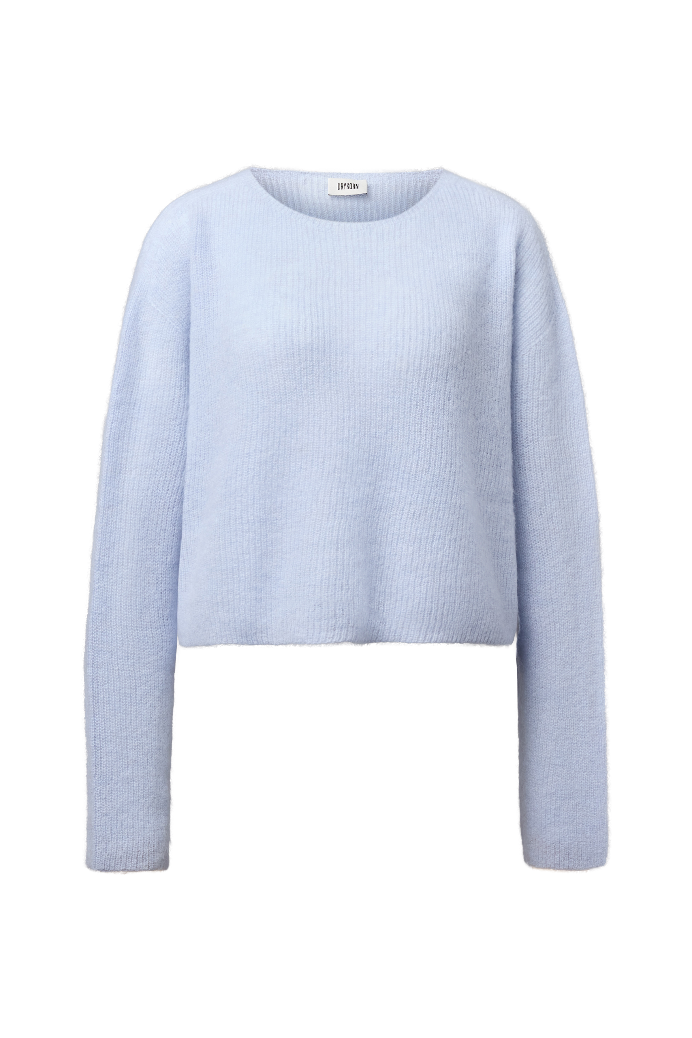 Model trägt den hellblauen DRYKORN IMENY Strickpullover aus weicher Alpaka-Wollmischung mit lockerem Schnitt und Rundhalsausschnitt.