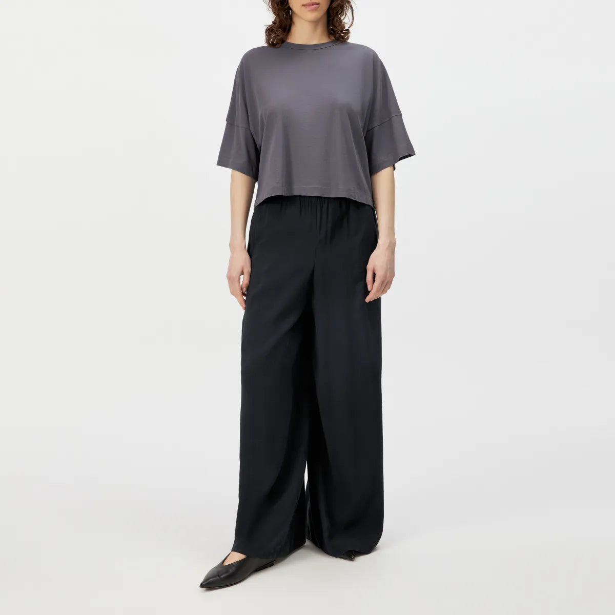 Drykorn T-Shirt KUSIA mit Rundhalsausschnitt und Relaxed Fit. Leichtes Damen-Shirt aus Baumwoll-Crêpe-Jersey mit matter Optik und sommerlich luftigem Tragegefühl.