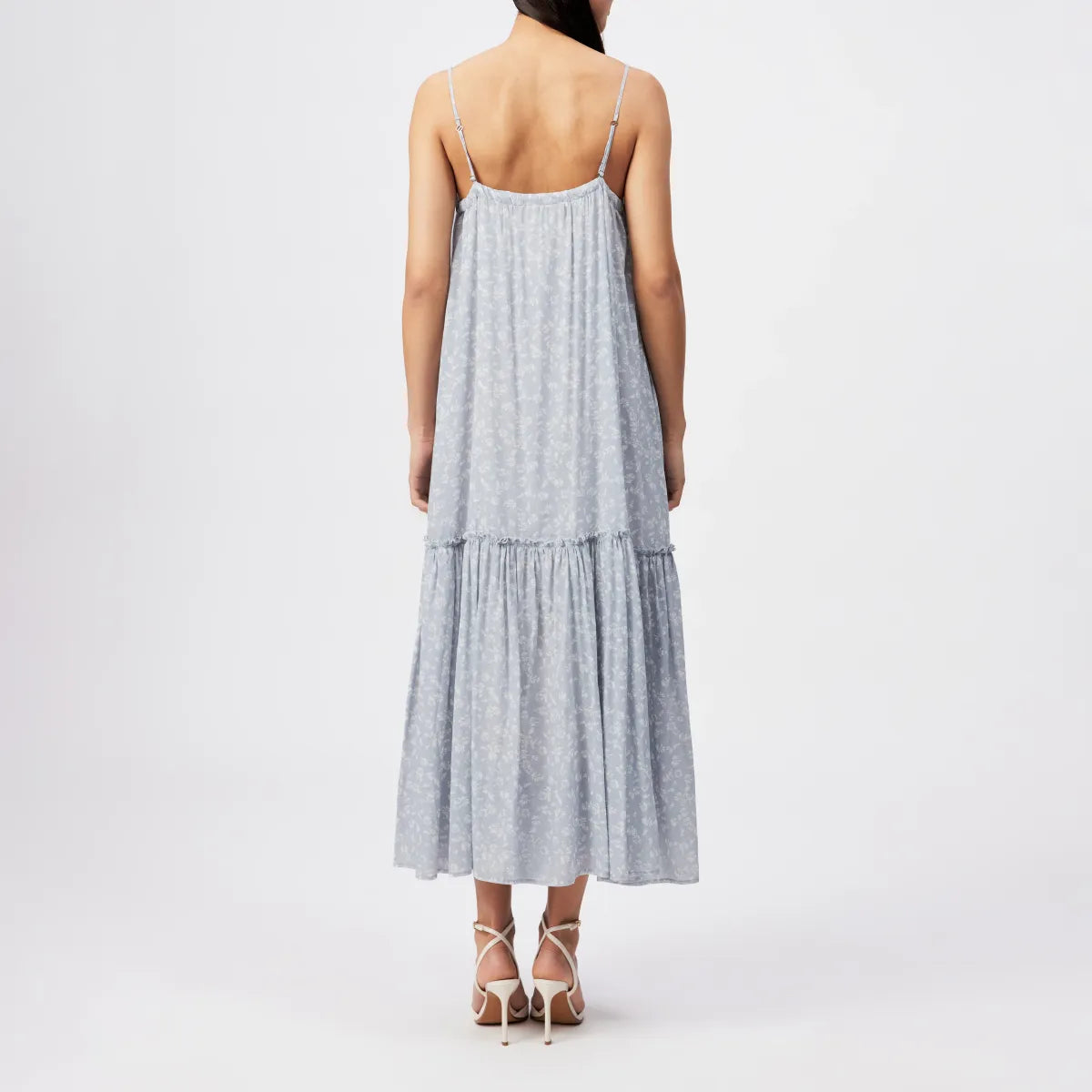 Drykorn Kleid LYNORA mit verstellbaren Spaghettiträgern, Bindeband am Ausschnitt und knöchellanger A-Linien-Silhouette. Luftiges Sommerkleid aus Baumwoll-Viskose-Mix mit feiner Crinkle-Optik.