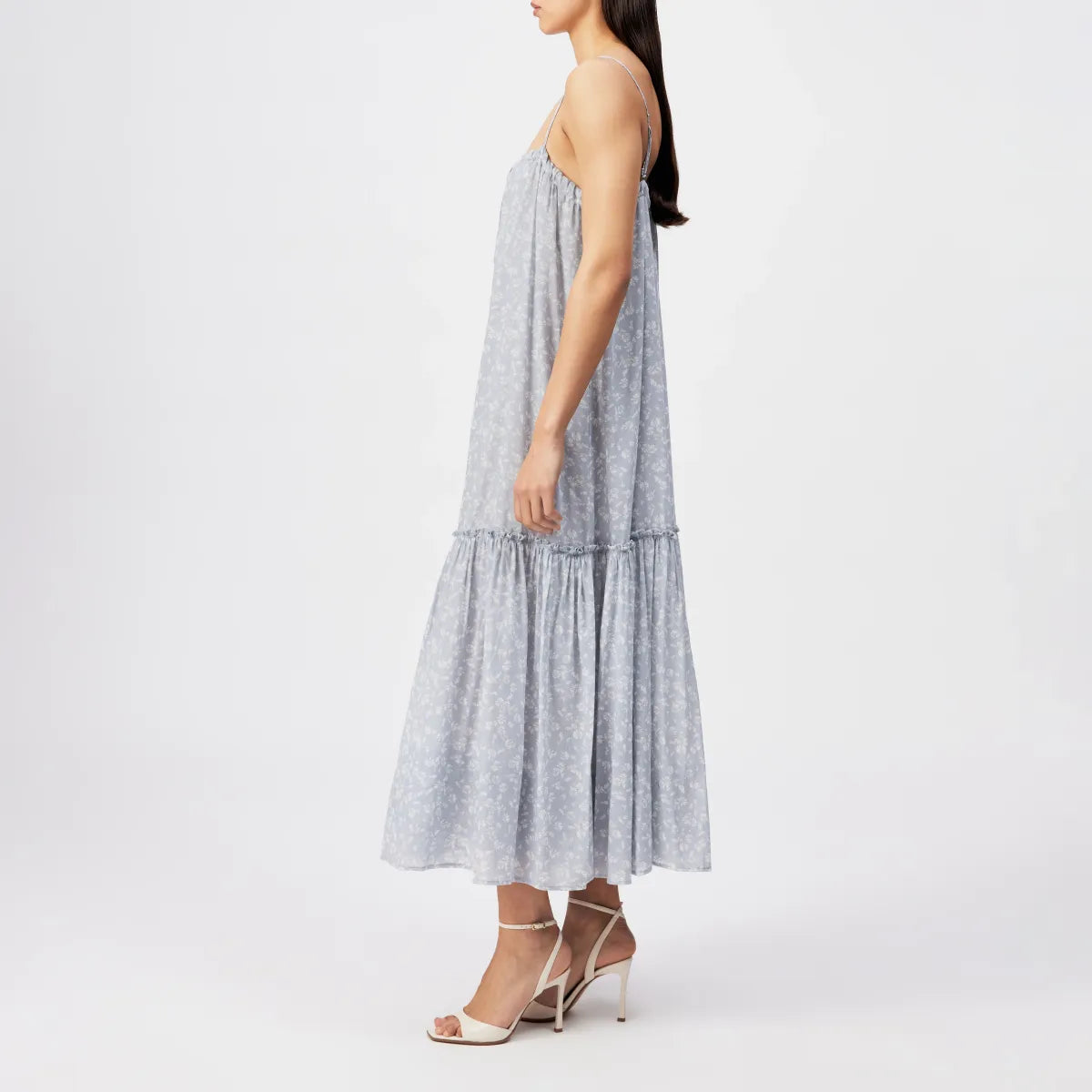 Drykorn Kleid LYNORA mit verstellbaren Spaghettiträgern, Bindeband am Ausschnitt und knöchellanger A-Linien-Silhouette. Luftiges Sommerkleid aus Baumwoll-Viskose-Mix mit feiner Crinkle-Optik.