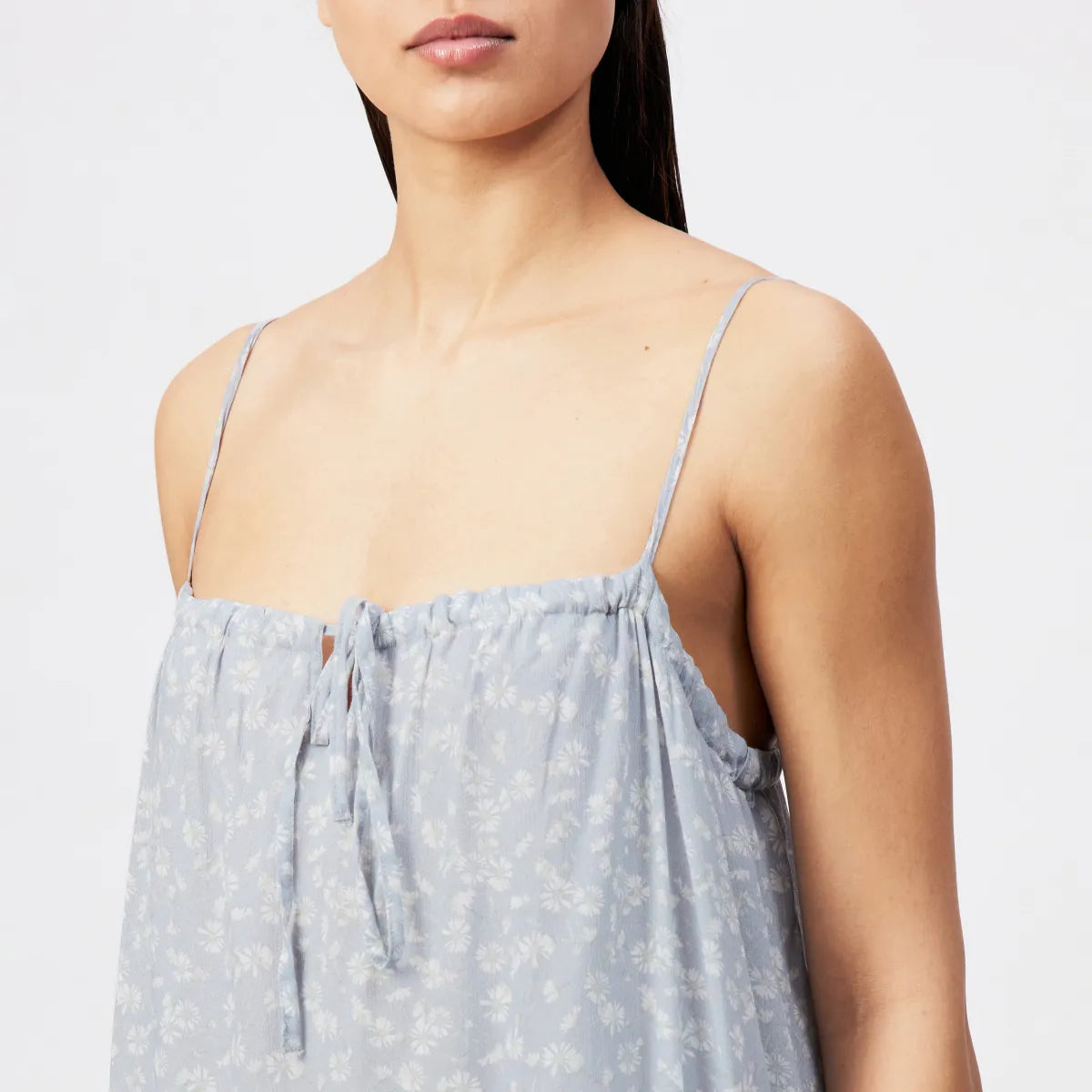 Drykorn Kleid LYNORA mit verstellbaren Spaghettiträgern, Bindeband am Ausschnitt und knöchellanger A-Linien-Silhouette. Luftiges Sommerkleid aus Baumwoll-Viskose-Mix mit feiner Crinkle-Optik.