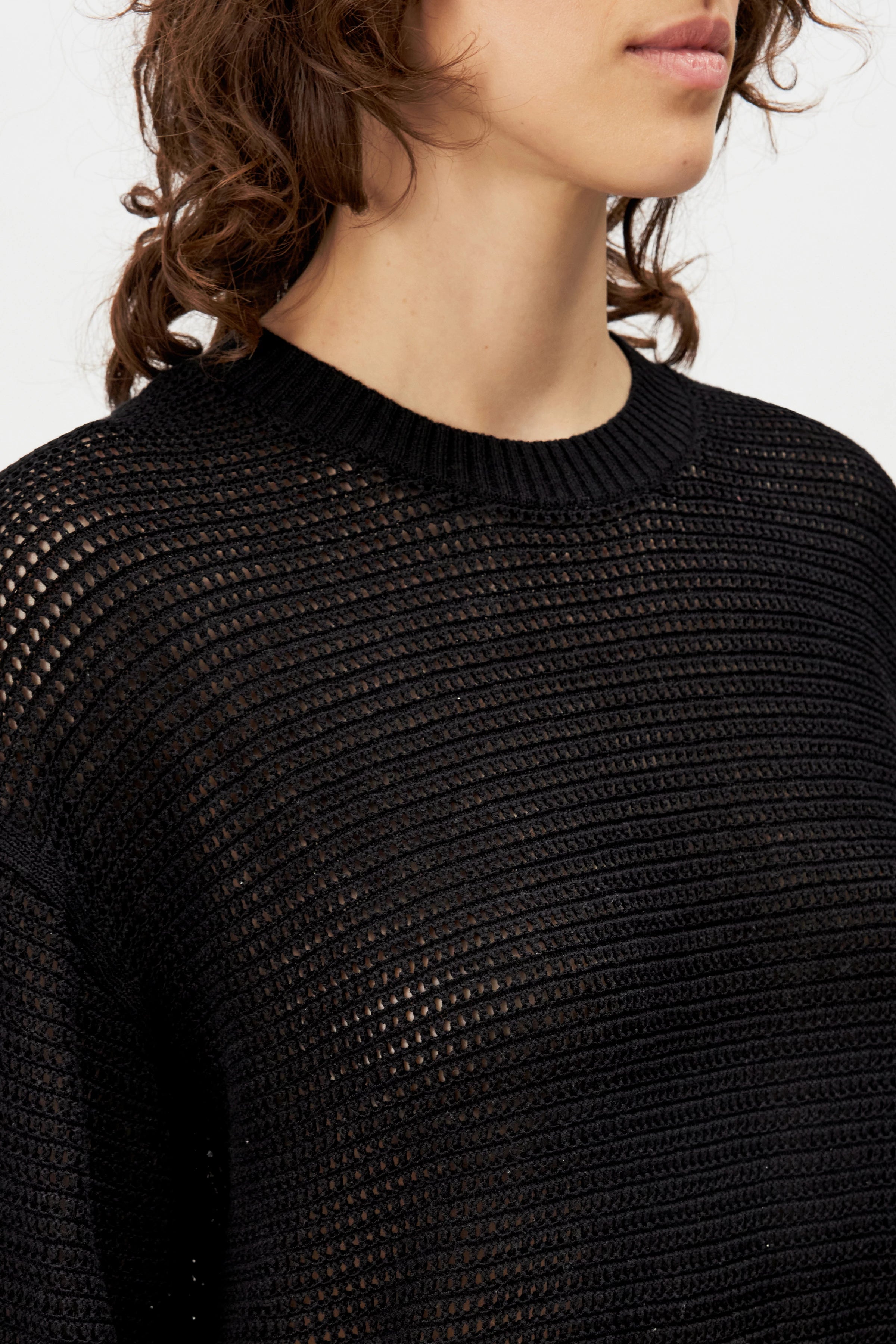 DRYKORN MALESE Pullover mit Oversized Fit, Rundhalsausschnitt, langen Ärmeln und verkürzter Cropped-Länge aus hochwertigem Baumwoll-Mix.